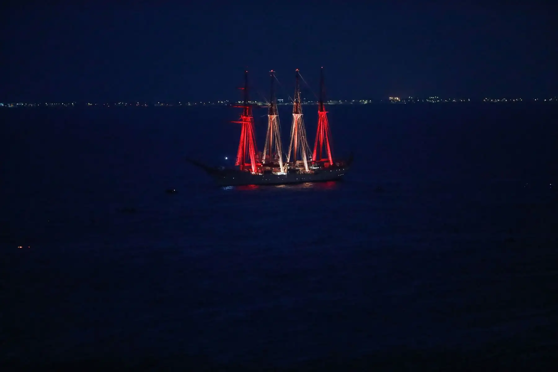El buque escuela peruano «Unión» salió a dar la bienvenida a su homólogo español «Juan Sebastián Elcano» en el mar de Lima. Ambas embarcaciones fondearon en la bahía de Miraflores. Pasadas las 6:30 de la tarde, los buques se iluminaron con los colores característicos de las banderas de Perú y España, respectivamente, generando un atractivo efecto visual en medio del mar.
Foto: ANDINA/Daniel Bracamonte
