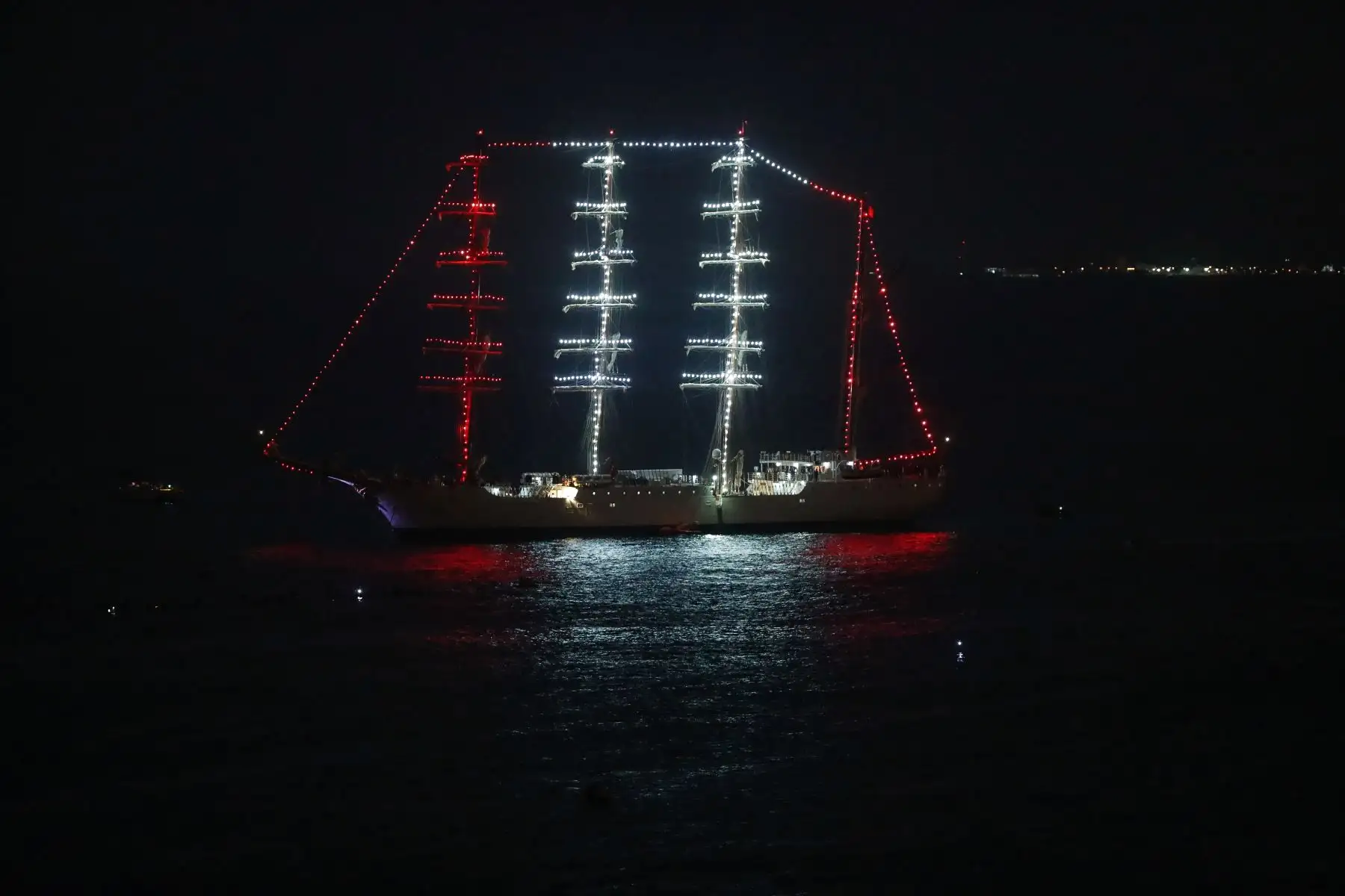 El buque escuela peruano «Unión» salió a dar la bienvenida a su homólogo español «Juan Sebastián Elcano» en el mar de Lima. Ambas embarcaciones fondearon en la bahía de Miraflores. Pasadas las 6:30 de la tarde, los buques se iluminaron con los colores característicos de las banderas de Perú y España, respectivamente, generando un atractivo efecto visual en medio del mar.
Foto: ANDINA/Daniel Bracamonte