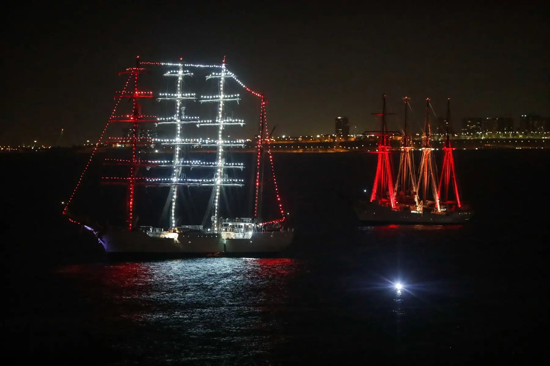 El buque escuela peruano «Unión» salió a dar la bienvenida a su homólogo español «Juan Sebastián Elcano» en el mar de Lima. Ambas embarcaciones fondearon en la bahía de Miraflores. Pasadas las 6:30 de la tarde, los buques se iluminaron con los colores característicos de las banderas de Perú y España, respectivamente, generando un atractivo efecto visual en medio del mar.
Foto: ANDINA/Daniel Bracamonte