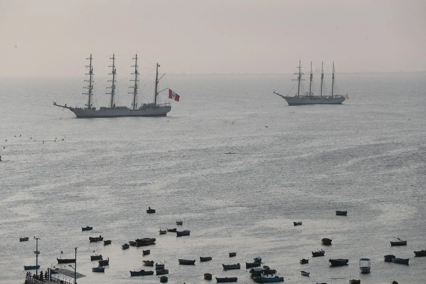 El buque escuela peruano «Unión» salió a dar la bienvenida a su homólogo español «Juan Sebastián Elcano» en el mar de Lima. Ambas embarcaciones fondearon en la bahía de Miraflores. Pasadas las 6:30 de la tarde, los buques se iluminaron con los colores característicos de las banderas de Perú y España, respectivamente, generando un atractivo efecto visual en medio del mar.
Foto: ANDINA/Daniel Bracamonte