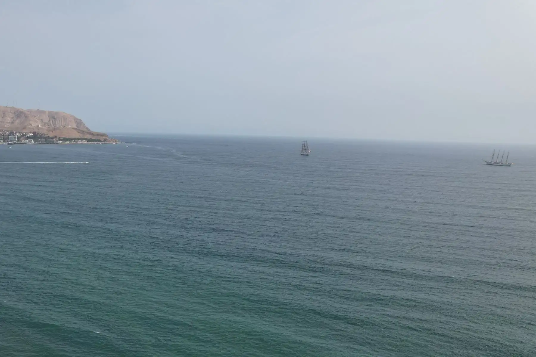 El buque escuela peruano «Unión» salió a dar la bienvenida a su homólogo español «Juan Sebastián Elcano» en el mar de Lima. Ambas embarcaciones fondearon en la bahía de Miraflores. Pasadas las 6:30 de la tarde, los buques se iluminaron con los colores característicos de las banderas de Perú y España, respectivamente, generando un atractivo efecto visual en medio del mar.
Foto: ANDINA/Daniel Bracamonte