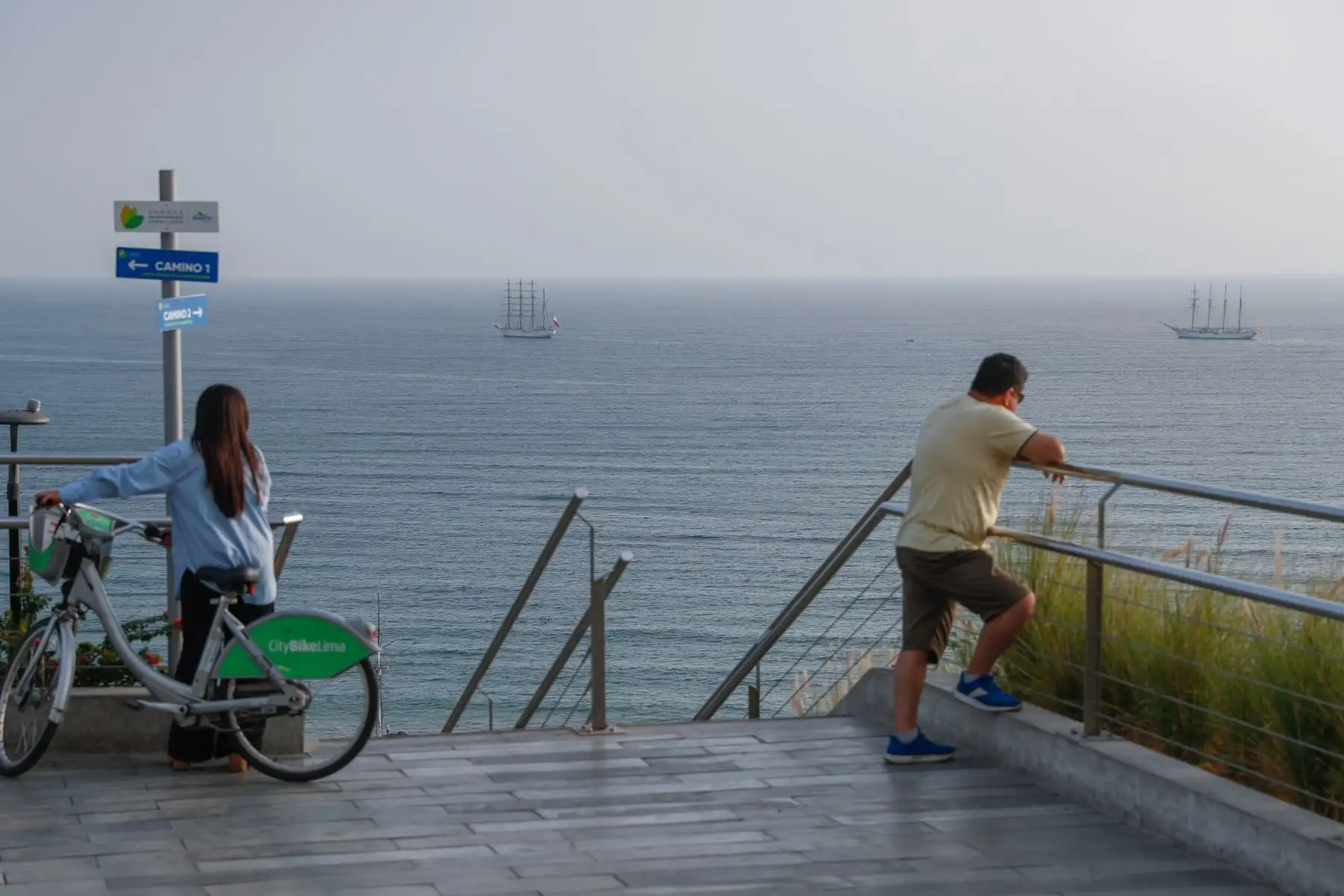 El buque escuela peruano «Unión» salió a dar la bienvenida a su homólogo español «Juan Sebastián Elcano» en el mar de Lima. Ambas embarcaciones fondearon en la bahía de Miraflores. Pasadas las 6:30 de la tarde, los buques se iluminaron con los colores característicos de las banderas de Perú y España, respectivamente, generando un atractivo efecto visual en medio del mar.
Foto: ANDINA/Daniel Bracamonte