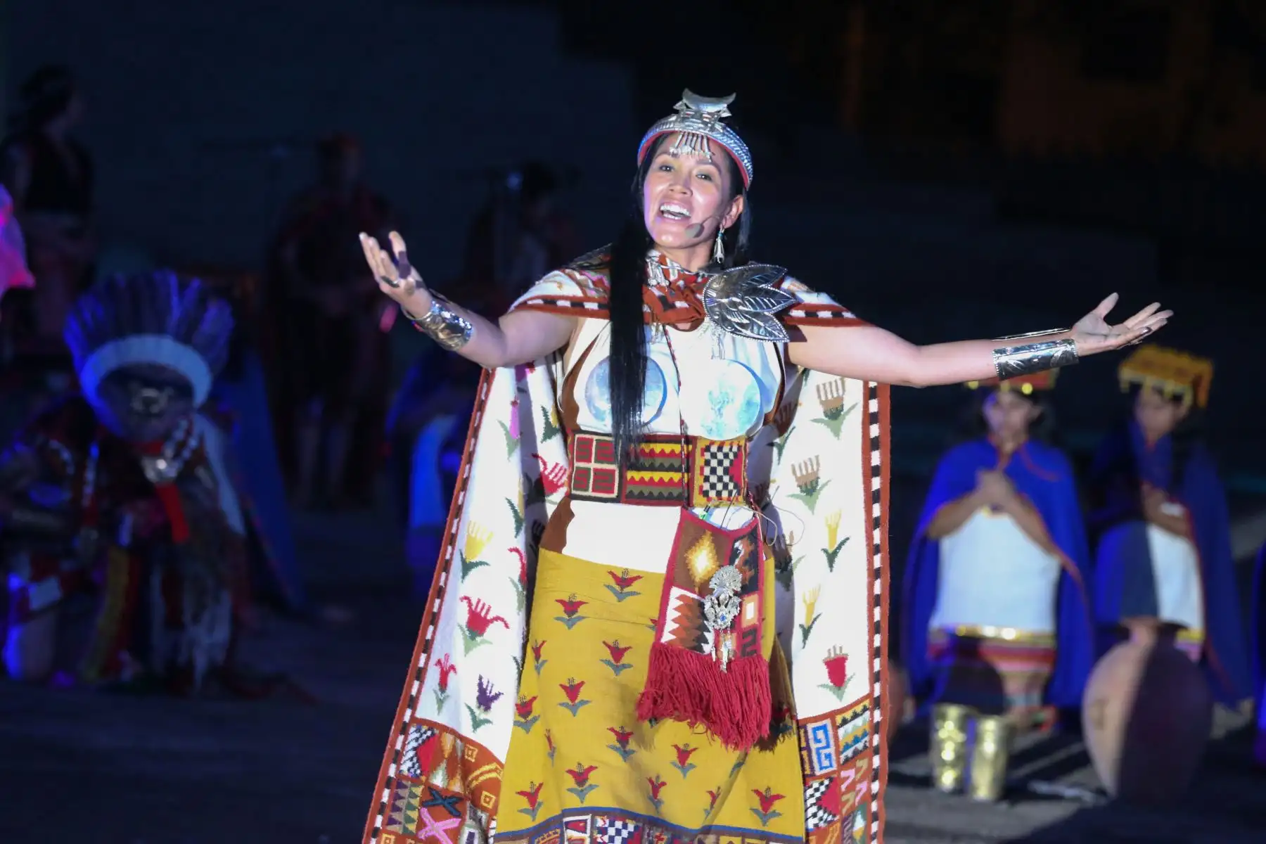 El inca, la coya, su séquito y unos cien artistas protagonizaron el ritual del “Willka Nina” en la huaca Pucllana, ubicada en el distrito de Miraflores, Lima, para anunciar la escenificación del Inti Raymi y las más de 100 actividades en honor al mes jubilar de la ciudad del Cusco.
Foto: ANDINA/Presidencia Perú