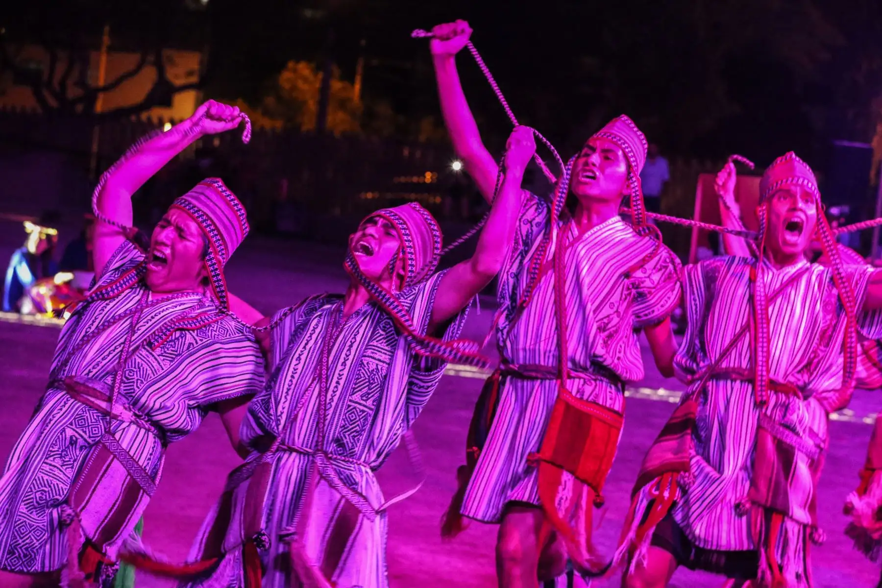 El inca, la coya, su séquito y unos cien artistas protagonizaron el ritual del “Willka Nina” en la huaca Pucllana, ubicada en el distrito de Miraflores, Lima, para anunciar la escenificación del Inti Raymi y las más de 100 actividades en honor al mes jubilar de la ciudad del Cusco.
Foto: ANDINA/Tatiana Gamarra