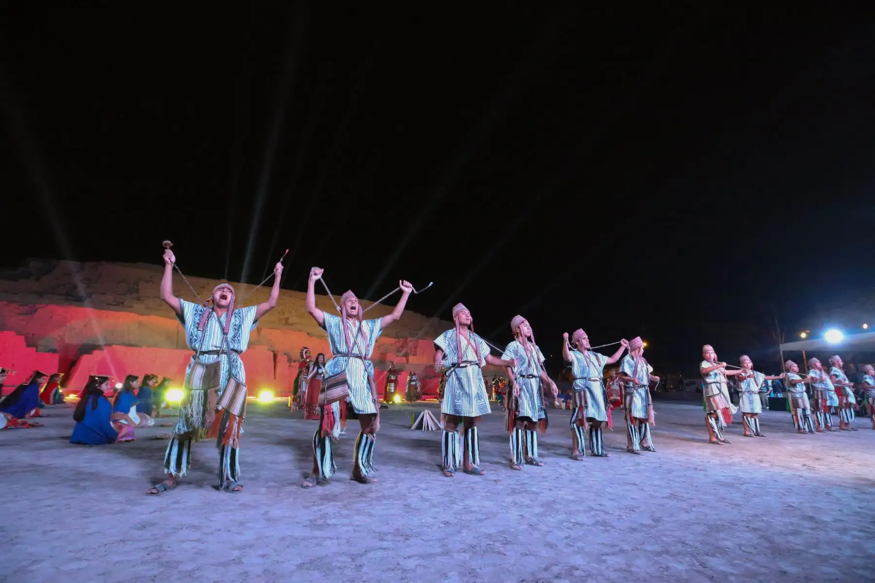 El inca, la coya, su séquito y unos cien artistas protagonizaron el ritual del “Willka Nina” en la huaca Pucllana, ubicada en el distrito de Miraflores, Lima, para anunciar la escenificación del Inti Raymi y las más de 100 actividades en honor al mes jubilar de la ciudad del Cusco.
Foto: ANDINA/Tatiana Gamarra