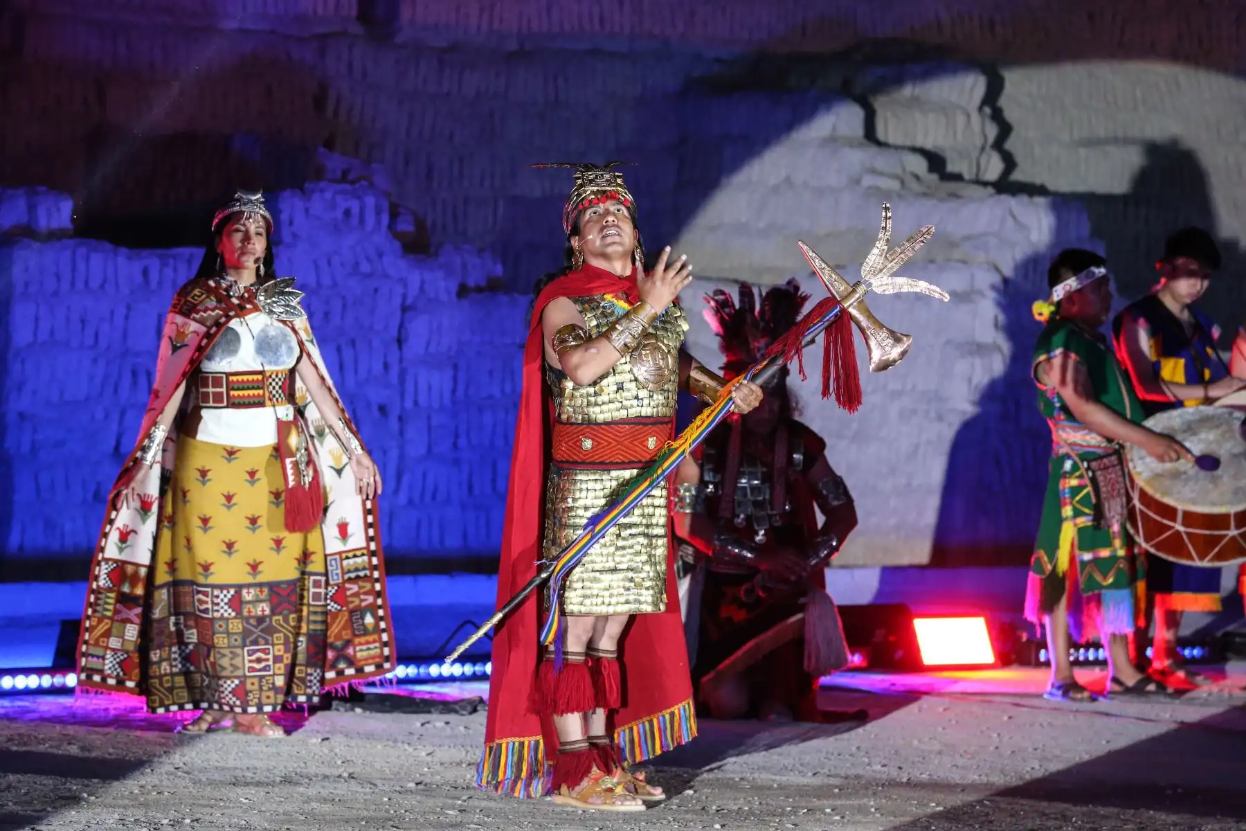 El inca, la coya, su séquito y unos cien artistas protagonizaron el ritual del “Willka Nina” en la huaca Pucllana, ubicada en el distrito de Miraflores, Lima, para anunciar la escenificación del Inti Raymi y las más de 100 actividades en honor al mes jubilar de la ciudad del Cusco.
Foto: ANDINA/Tatiana Gamarra