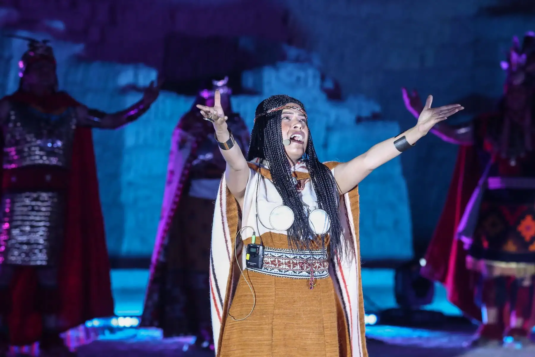 El inca, la coya, su séquito y unos cien artistas protagonizaron el ritual del “Willka Nina” en la huaca Pucllana, ubicada en el distrito de Miraflores, Lima, para anunciar la escenificación del Inti Raymi y las más de 100 actividades en honor al mes jubilar de la ciudad del Cusco.
Foto: ANDINA/Tatiana Gamarra