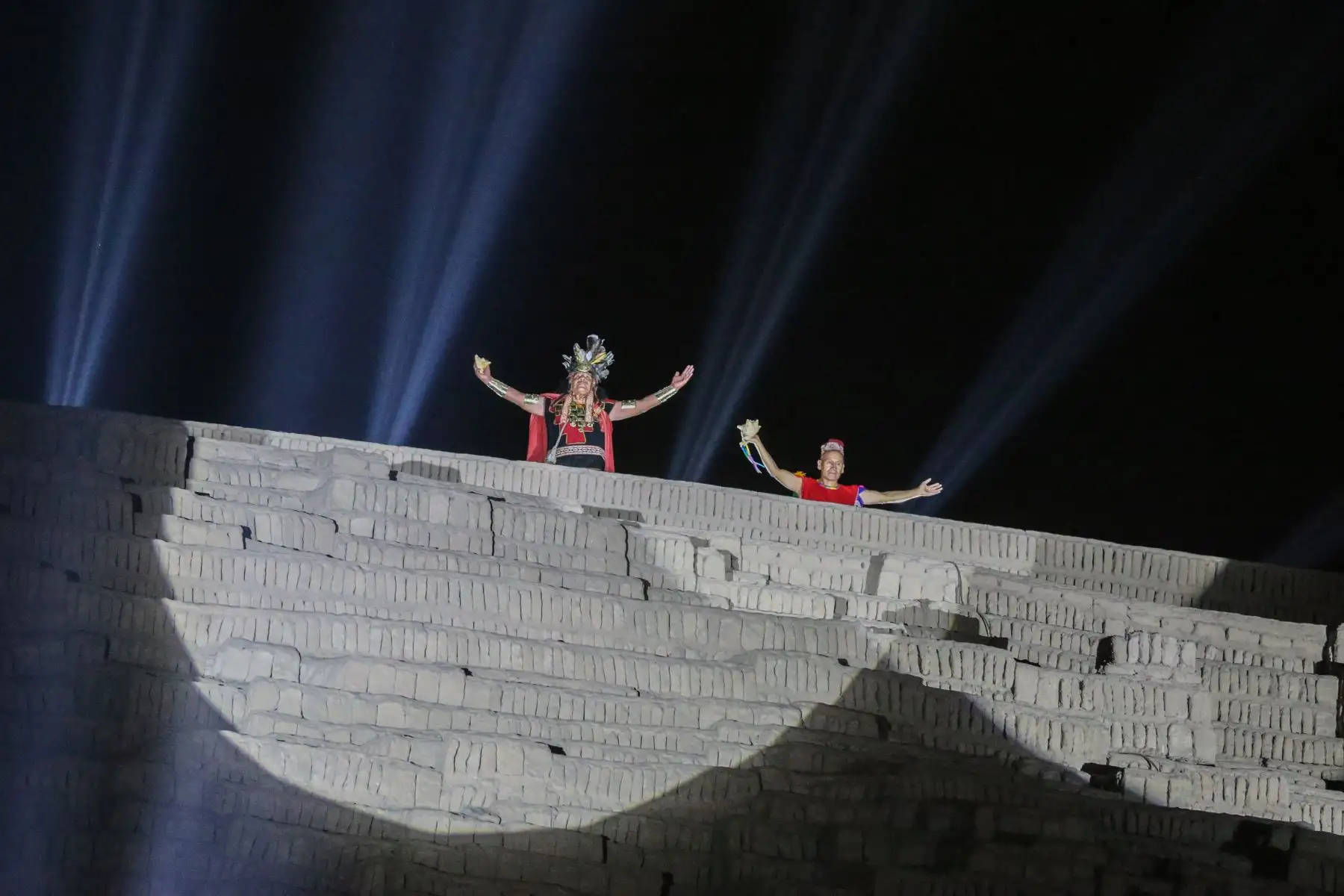 El inca, la coya, su séquito y unos cien artistas protagonizaron el ritual del “Willka Nina” en la huaca Pucllana, ubicada en el distrito de Miraflores, Lima, para anunciar la escenificación del Inti Raymi y las más de 100 actividades en honor al mes jubilar de la ciudad del Cusco.


Foto: ANDINA/Tatiana Gamarra