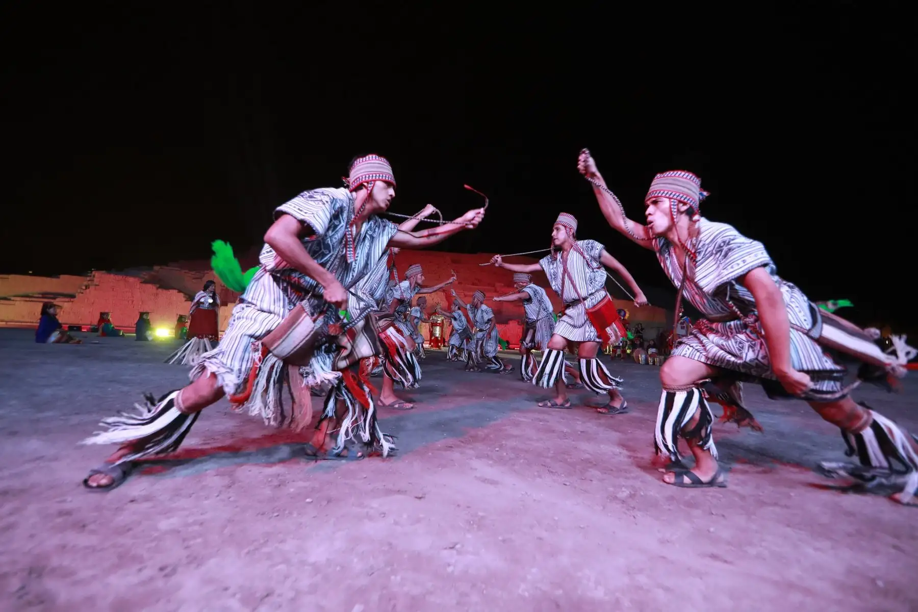 El inca, la coya, su séquito y unos cien artistas protagonizaron el ritual del “Willka Nina” en la huaca Pucllana, ubicada en el distrito de Miraflores, Lima, para anunciar la escenificación del Inti Raymi y las más de 100 actividades en honor al mes jubilar de la ciudad del Cusco.
Foto: ANDINA/Presidencia Perú