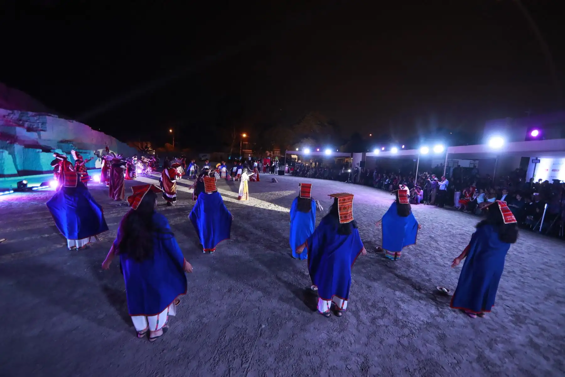 El inca, la coya, su séquito y unos cien artistas protagonizaron el ritual del “Willka Nina” en la huaca Pucllana, ubicada en el distrito de Miraflores, Lima, para anunciar la escenificación del Inti Raymi y las más de 100 actividades en honor al mes jubilar de la ciudad del Cusco.
Foto: ANDINA/Presidencia Perú