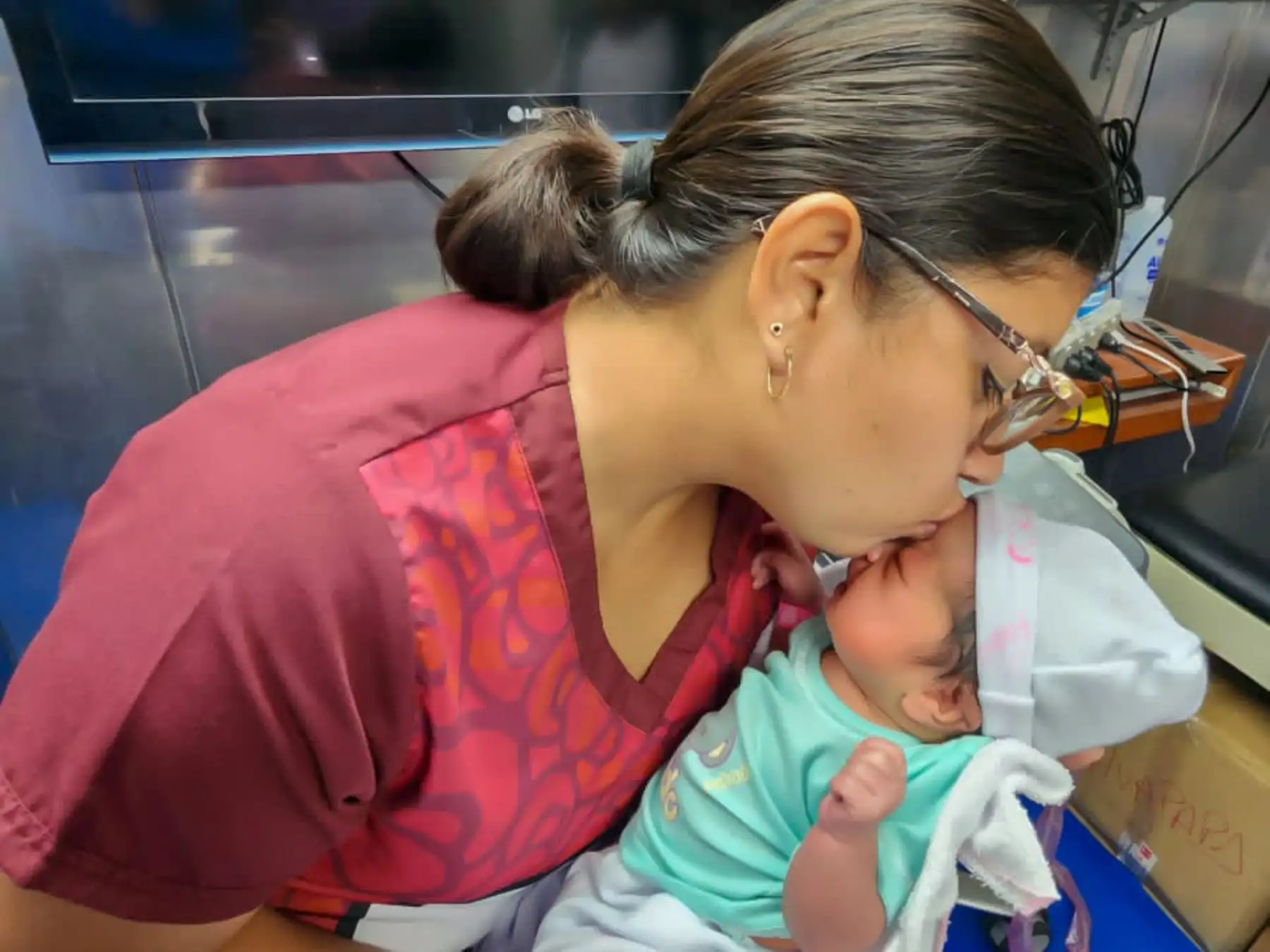inthia Grandez Pinedo,es una obstetra destacada da la Plataforma Itinerante de Acción Social (PIAS) y viaja por los ríos de nuestra Amazonía para atender a las gestantes de las comunidades indígenas. Foto: ANDINA/Archivo Personal