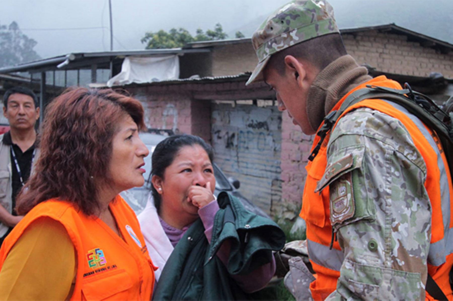 La gobernadora regional de Lima, Rosa Vásquez, llegó al centro poblado La Perla con ayuda humanitaria. Foto: ANDINA/Gore Lima