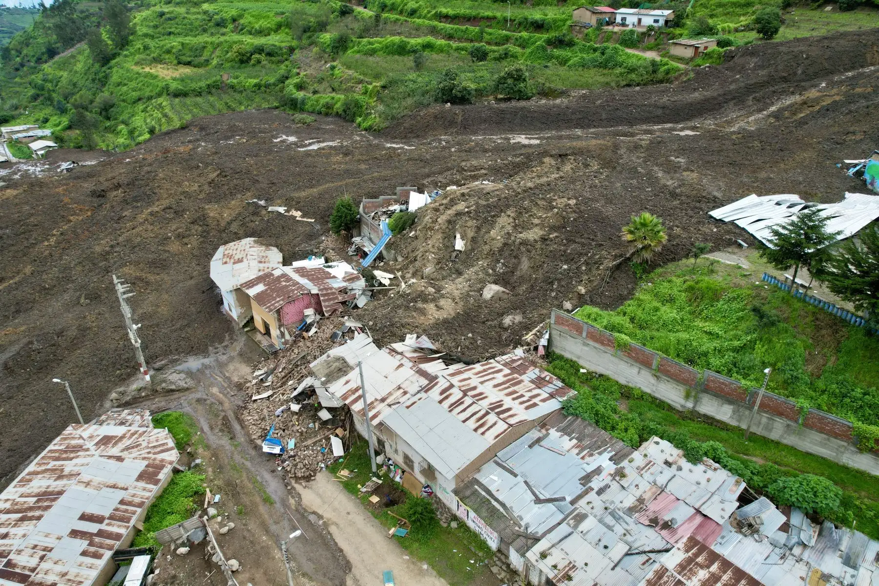Hasta el momento hay dos muertos, cuatro desaparecidos, 15 viviendas inhabitables y daños en el 70 % del IE 20265 Los Atavillos, luego de que un segundo deslizamiento de un cerro afectará el centro poblado La Perla.
Foto: ANDINA/Braian Reyna
