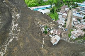Gigantesco deslizamiento en el centro poblado de La Perla, en Huaral, registrado en abril de 2023 y que arrasó con15 viviendas y un colegio. ANDINA/Braian Reyna