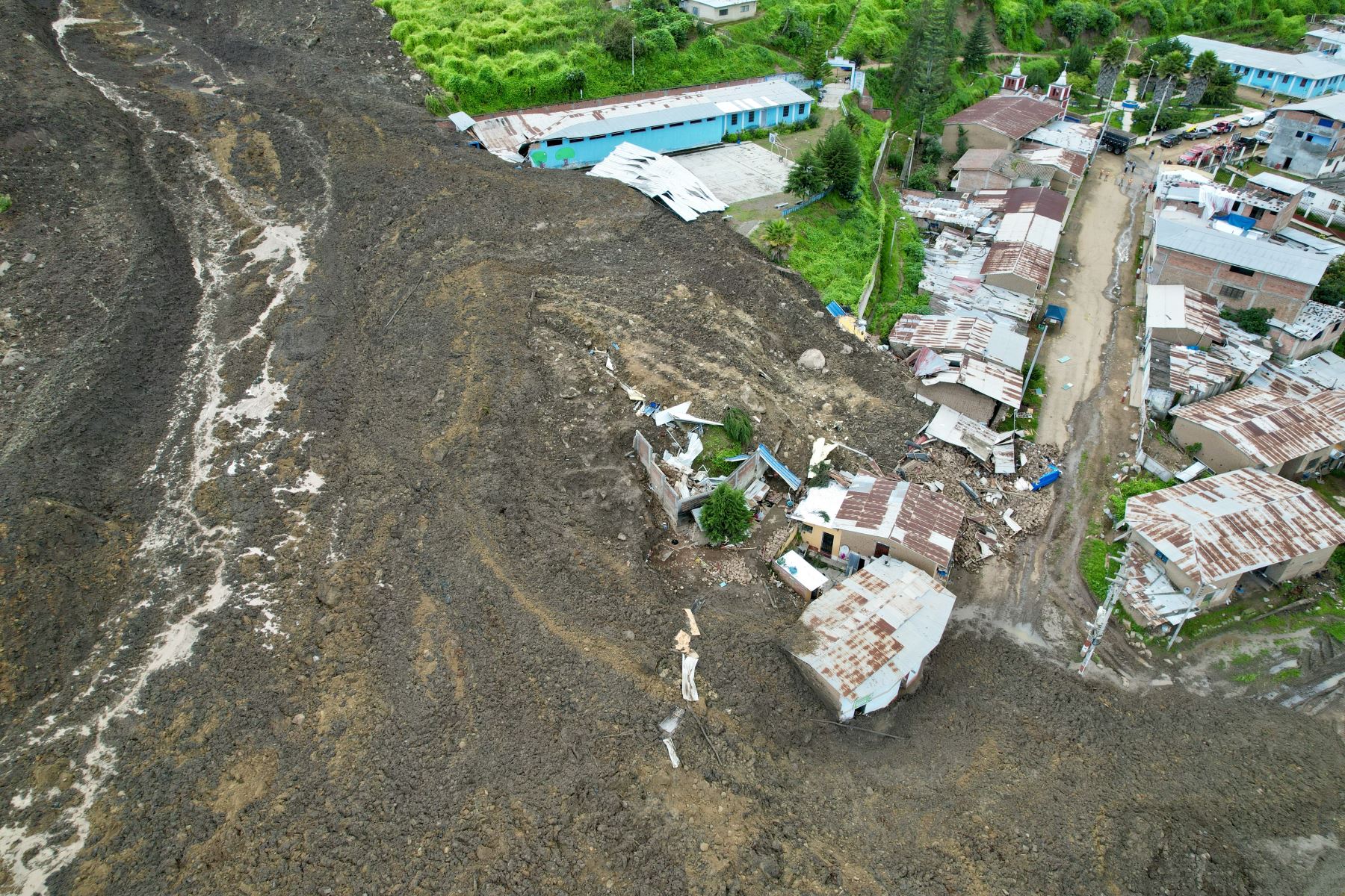 Gigantesco deslizamiento en el centro poblado de La Perla, en Huaral, registrado en abril del 2023 y que arrasó con 15 viviendas y un colegio. Foto: ANDINA/Braian Reyna.