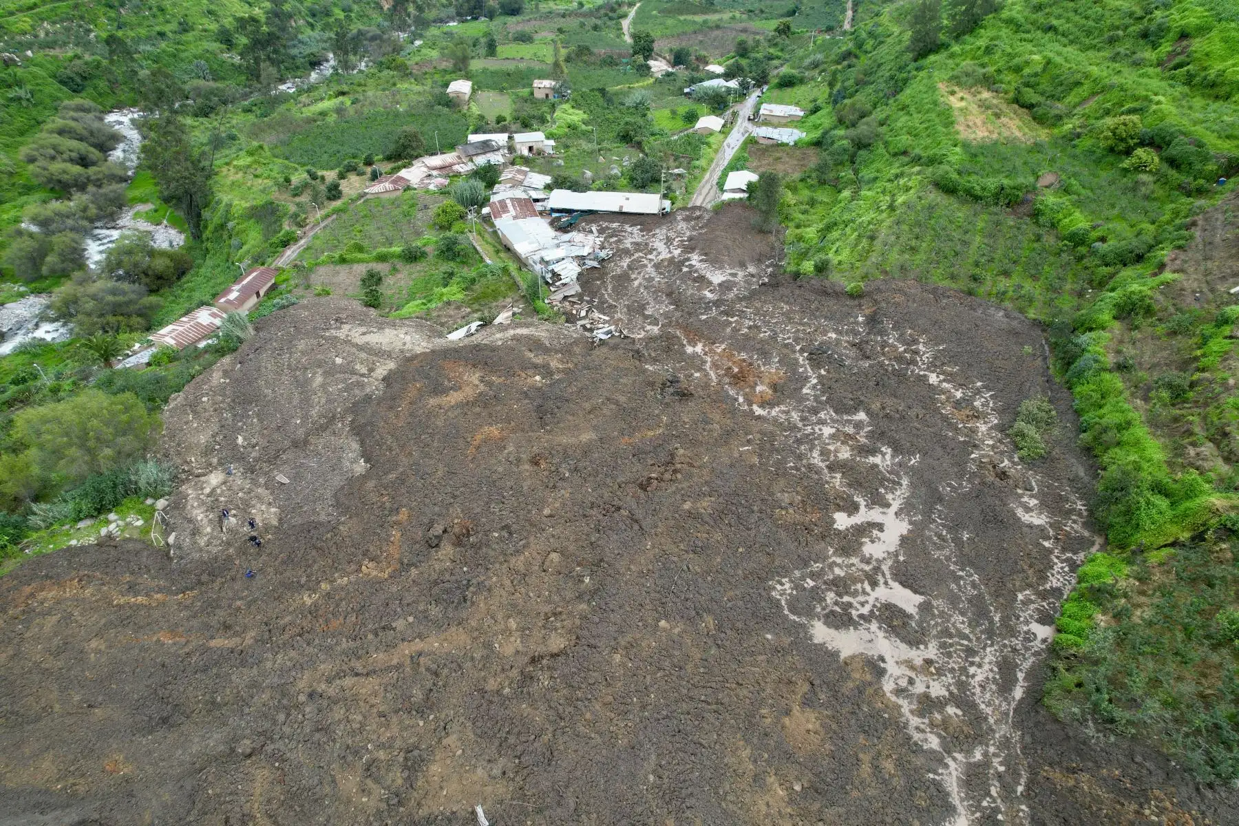 Hasta el momento hay dos muertos, cuatro desaparecidos, 15 viviendas inhabitables y daños en el 70 % del IE 20265 Los Atavillos, luego de que un segundo deslizamiento de un cerro afectará el centro poblado La Perla.
Foto: ANDINA/Braian Reyna