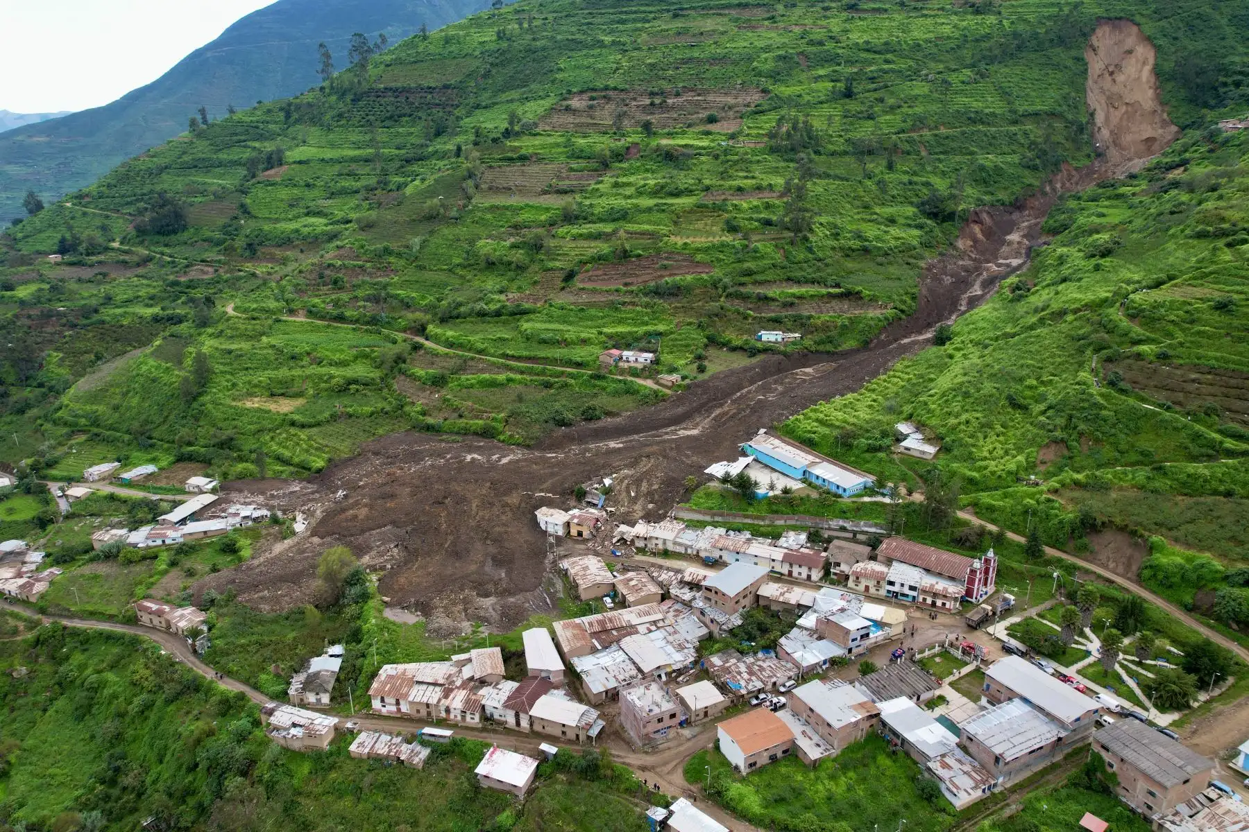 Hasta el momento hay dos muertos, cuatro desaparecidos, 15 viviendas inhabitables y daños en el 70 % del IE 20265 Los Atavillos, luego de que un segundo deslizamiento de un cerro afectará el centro poblado La Perla.
Foto: ANDINA/Braian Reyna