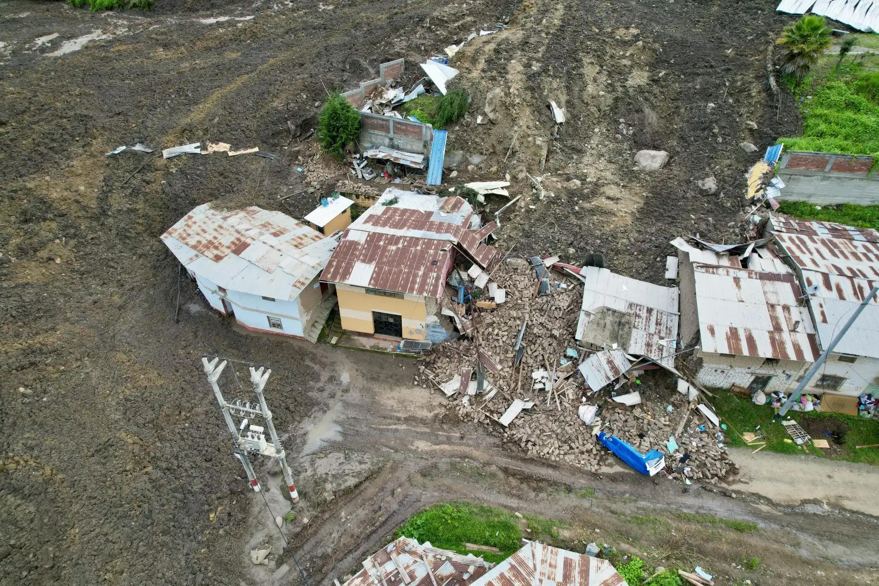 Hasta el momento hay dos muertos, cuatro desaparecidos, 15 viviendas inhabitables y daños en el 70 % del IE 20265 Los Atavillos, luego de que un segundo deslizamiento de un cerro afectará el centro poblado La Perla.
Foto: ANDINA/Braian Reyna