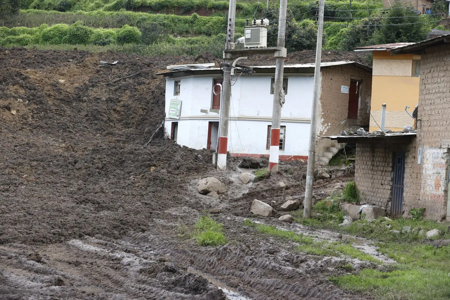Hasta el momento hay dos muertos, cuatro desaparecidos, el personal de rescate reanundan sus labores de  búsqueda de personas desaparecidas luego de que un segundo deslizamiento de un cerro afectará el centro poblado La Perla del distrito de Atavillos Bajo.

Foto: ANDINA/Vidal Tarqui