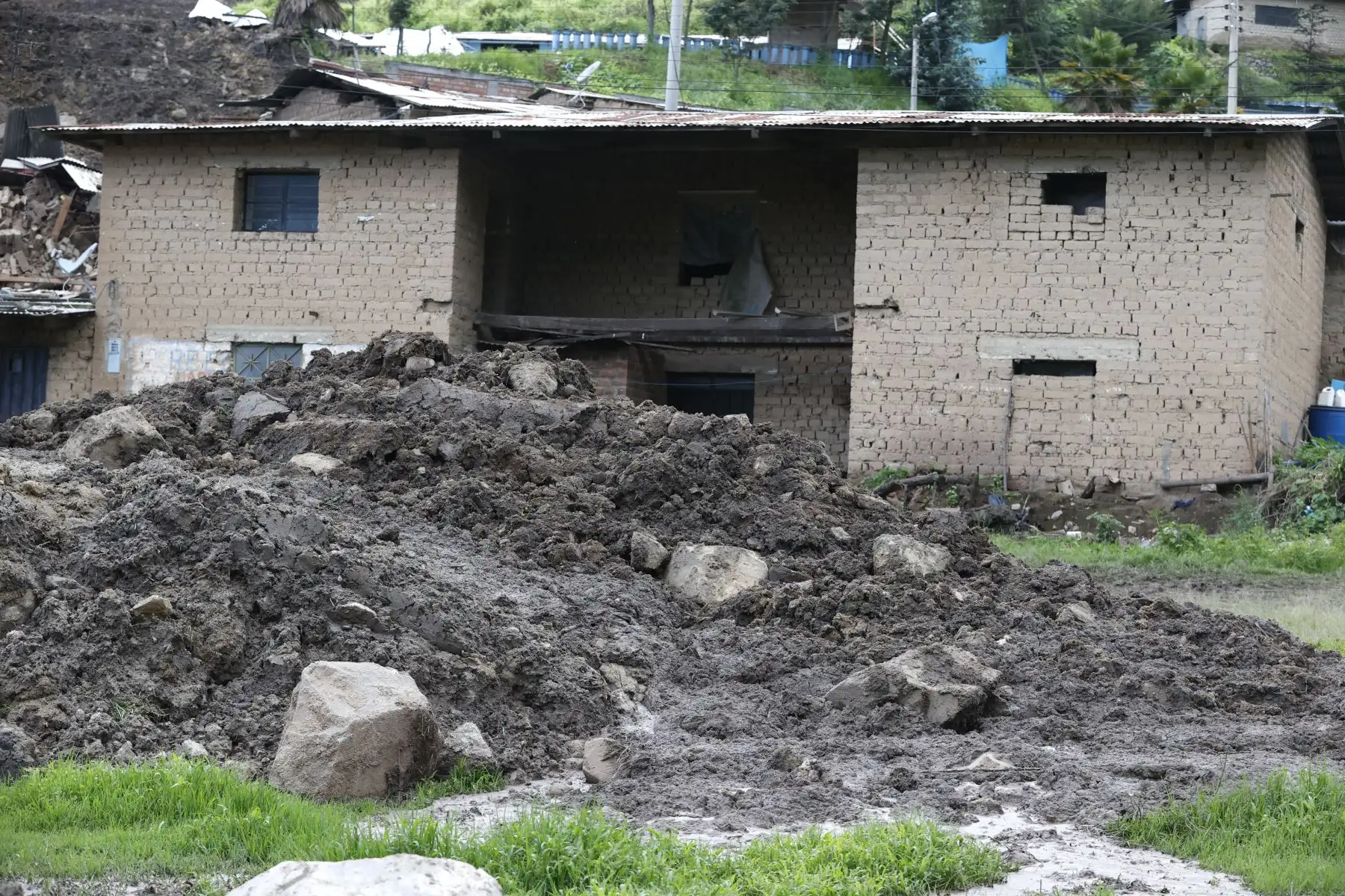 Hasta el momento hay dos muertos, cuatro desaparecidos, el personal de rescate reanundan sus labores de  búsqueda de personas desaparecidas luego de que un segundo deslizamiento de un cerro afectará el centro poblado La Perla del distrito de Atavillos Bajo.

Foto: ANDINA/Vidal Tarqui