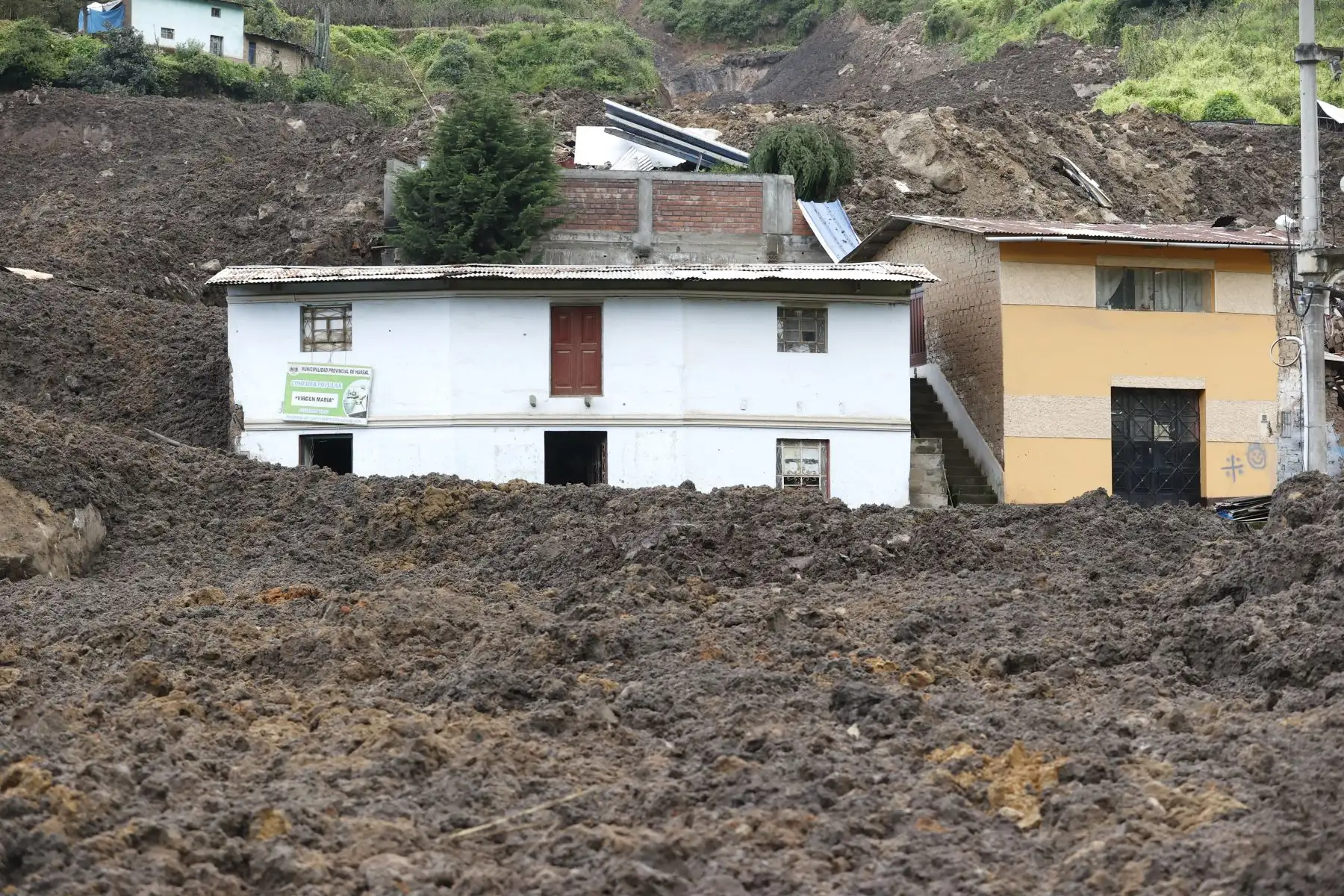 Hasta el momento hay dos muertos, cuatro desaparecidos, el personal de rescate reanundan sus labores de  búsqueda de personas desaparecidas luego de que un segundo deslizamiento de un cerro afectará el centro poblado La Perla del distrito de Atavillos Bajo.

Foto: ANDINA/Vidal Tarqui