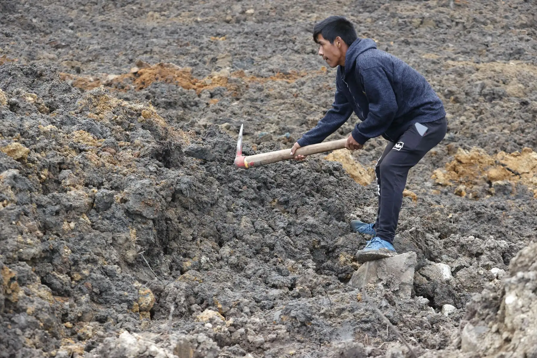 Hasta el momento hay dos muertos, cuatro desaparecidos, el personal de rescate reanundan sus labores de  búsqueda de personas desaparecidas luego de que un segundo deslizamiento de un cerro afectará el centro poblado La Perla del distrito de Atavillos Bajo.

Foto: ANDINA/Vidal Tarqui