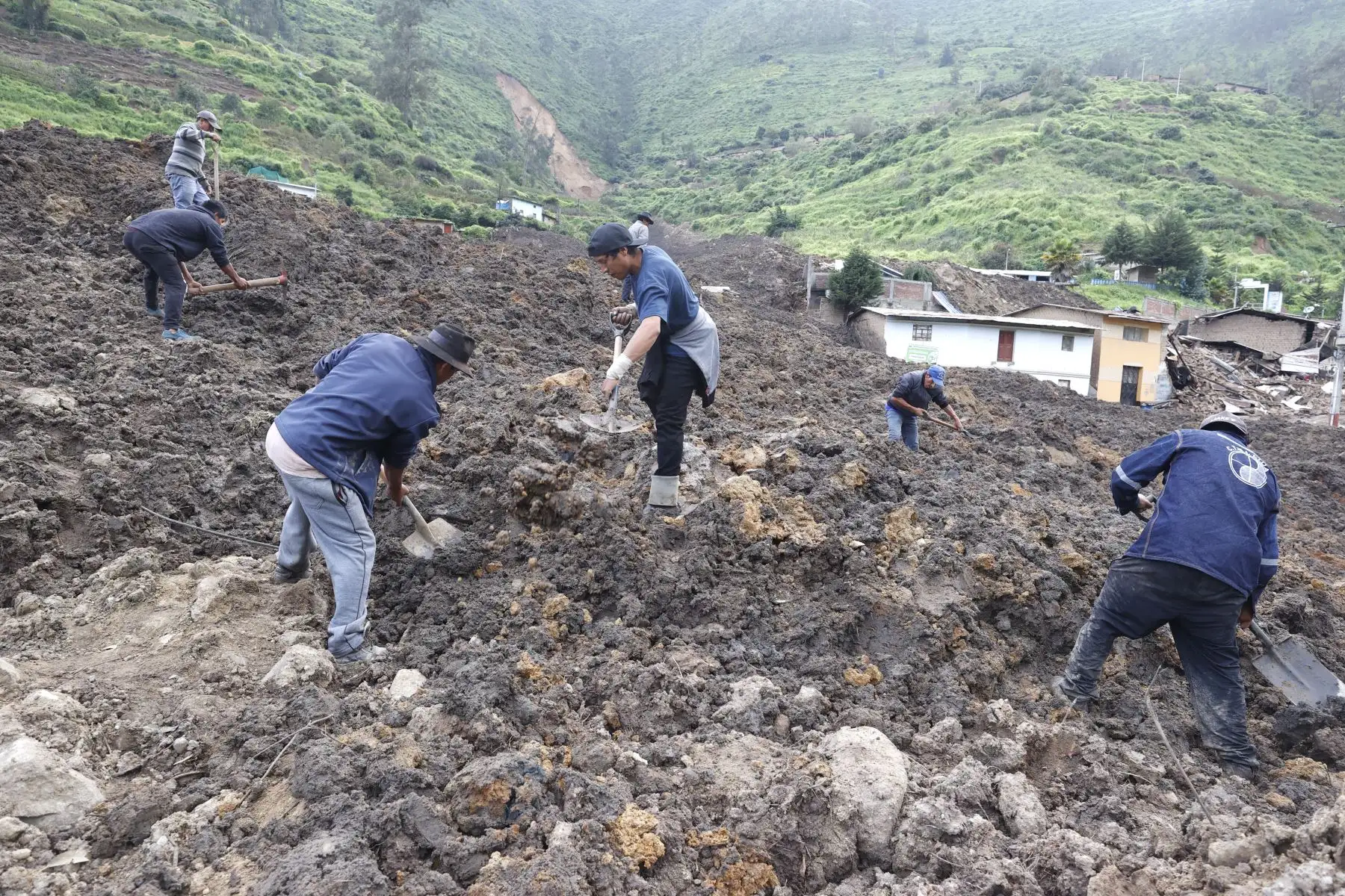 Hasta el momento hay dos muertos, cuatro desaparecidos, el personal de rescate reanundan sus labores de  búsqueda de personas desaparecidas luego de que un segundo deslizamiento de un cerro afectará el centro poblado La Perla del distrito de Atavillos Bajo.

Foto: ANDINA/Vidal Tarqui
