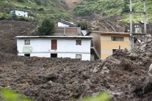 Alud en Huaral: así amaneció el centro poblado de La Perla luego de sufrir un deslizamiento de barro y piedra. Hasta el momento hay dos muertos, cuatro desaparecidos, 15 viviendas inhabitables y daños en el 70 % del IE 20265 Los Atavillos Foto: ANDINA/Vidal Tarqui