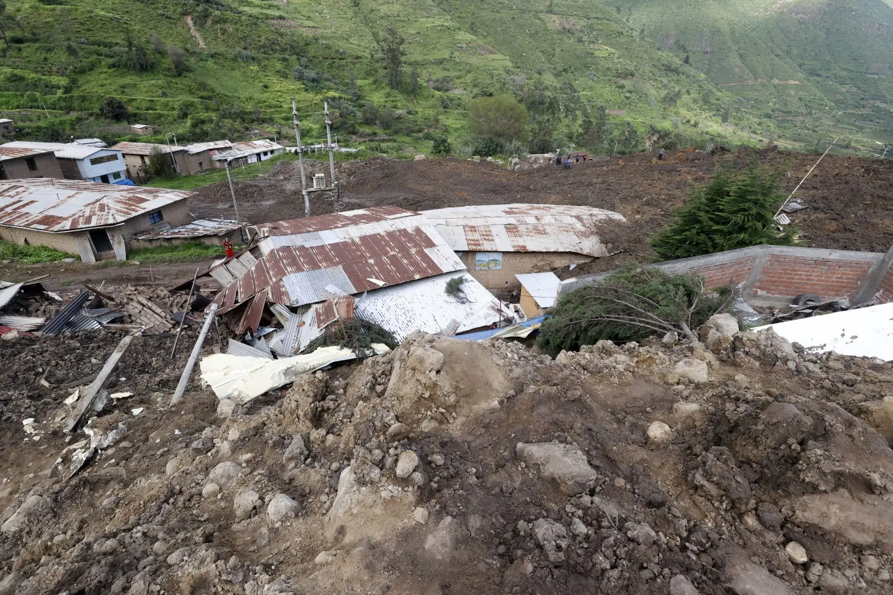 Hasta el momento hay dos muertos, cuatro desaparecidos, el personal de rescate reanundan sus labores de  búsqueda de personas desaparecidas luego de que un segundo deslizamiento de un cerro afectará el centro poblado La Perla del distrito de Atavillos Bajo.

Foto: ANDINA/Vidal Tarqui