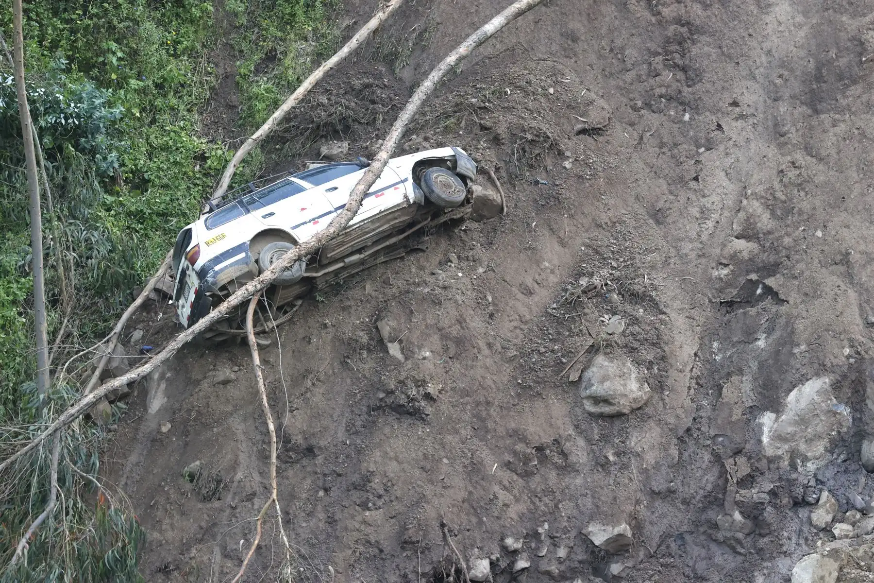 Hasta el momento hay dos muertos, cuatro desaparecidos, el personal de rescate reanundan sus labores de  búsqueda de personas desaparecidas luego de que un segundo deslizamiento de un cerro afectará el centro poblado La Perla del distrito de Atavillos Bajo.

Foto: ANDINA/Vidal Tarqui