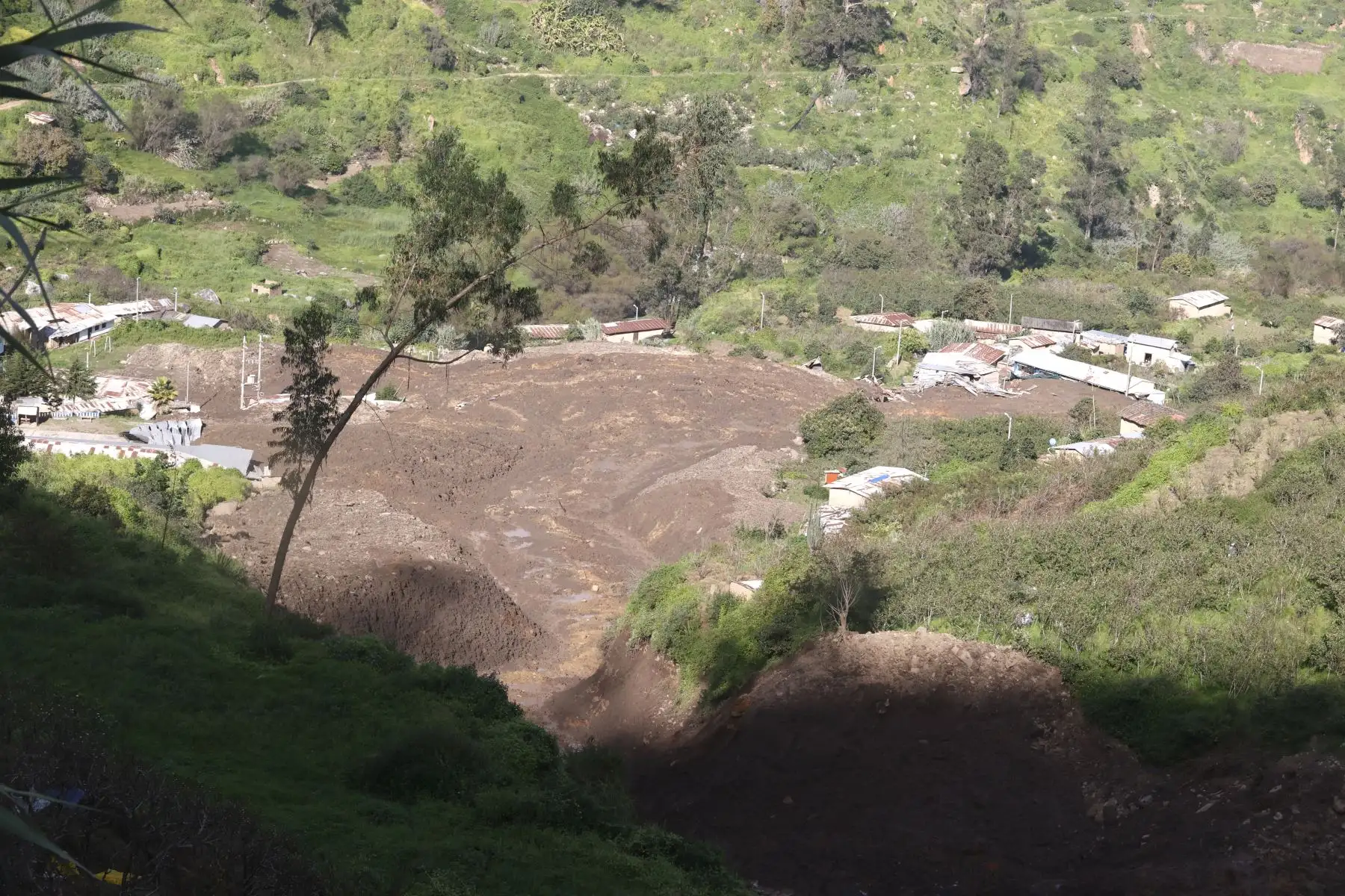 Hasta el momento hay dos muertos, cuatro desaparecidos, el personal de rescate reanundan sus labores de  búsqueda de personas desaparecidas luego de que un segundo deslizamiento de un cerro afectará el centro poblado La Perla del distrito de Atavillos Bajo.

Foto: ANDINA/Vidal Tarqui