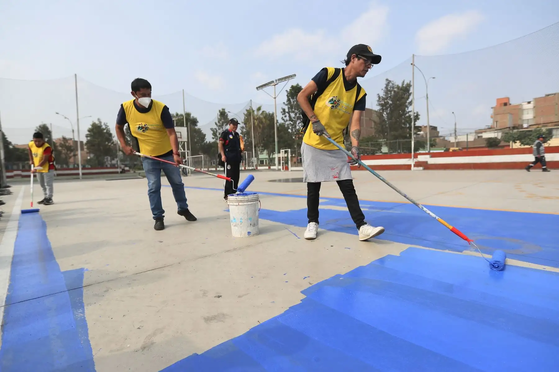 Condenados por delitos menores cumplen jornadas de prestación de servicios, esta actividad consiste en que aproximadamente 50 sentenciados libres, pintarán arborizarán y limpiarán las áreas públicas de la losa deportiva.
Foto: ANDINA/Ricardo Cuba