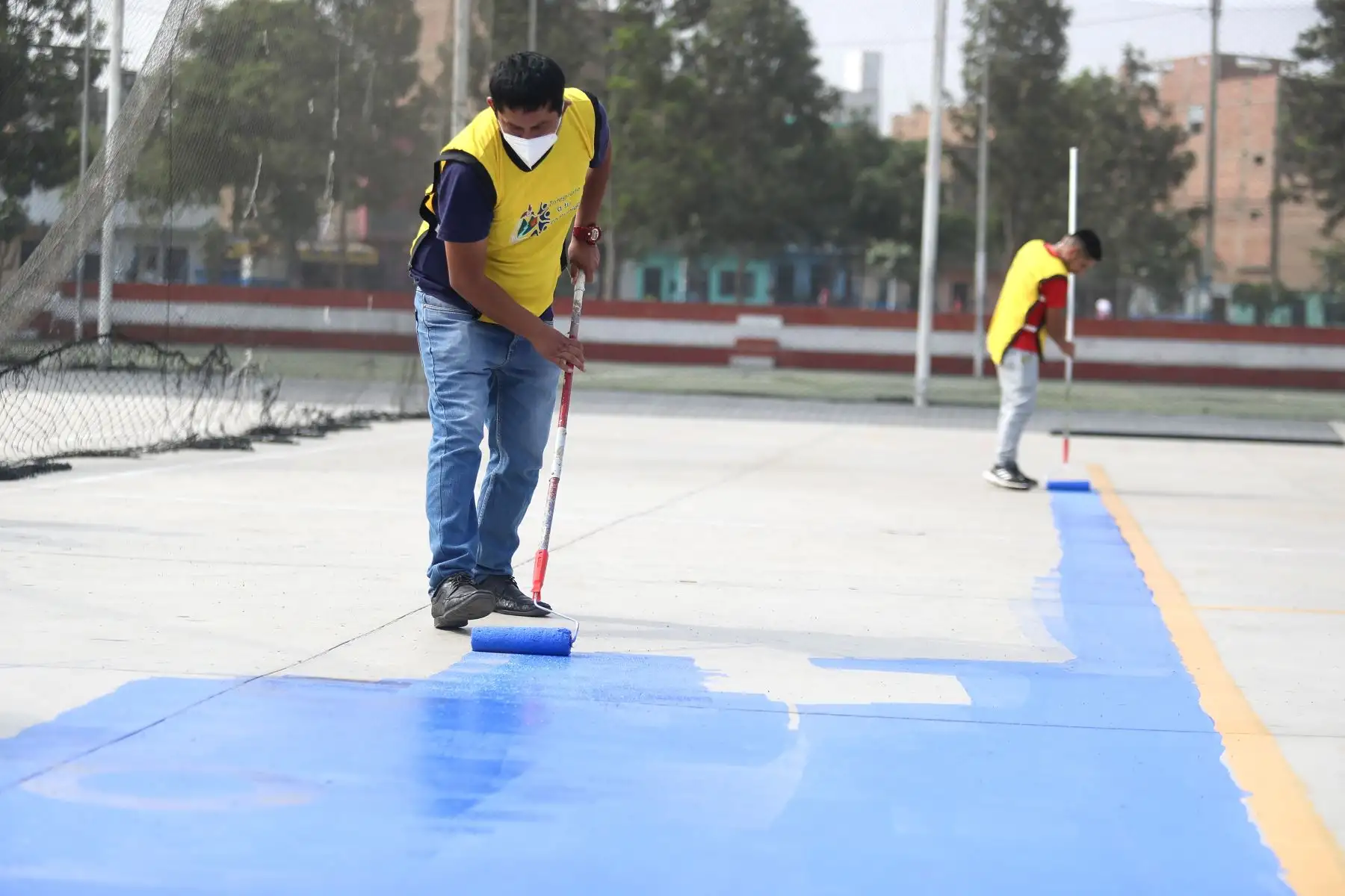 Condenados por delitos menores cumplen jornadas de prestación de servicios, esta actividad consiste en que aproximadamente 50 sentenciados libres, pintarán arborizarán y limpiarán las áreas públicas de la losa deportiva.
Foto: ANDINA/Ricardo Cuba