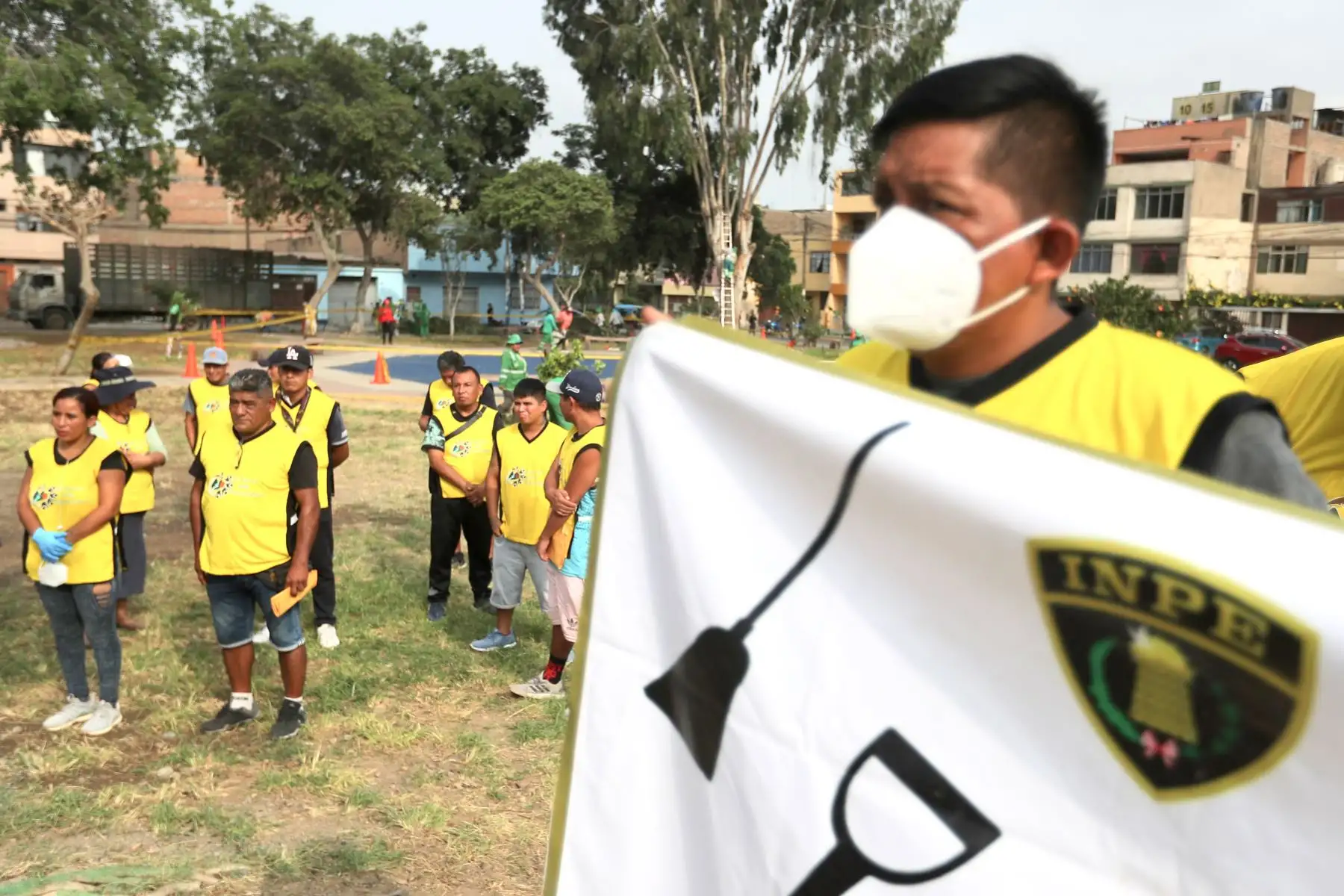 Condenados por delitos menores cumplen jornadas de prestación de servicios, esta actividad consiste en que aproximadamente 50 sentenciados libres, pintarán arborizarán y limpiarán las áreas públicas de la losa deportiva.
Foto: ANDINA/Ricardo Cuba