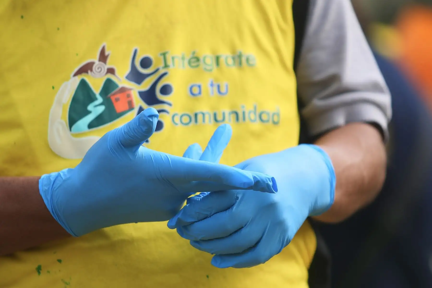 Condenados por delitos menores cumplen jornadas de prestación de servicios, esta actividad consiste en que aproximadamente 50 sentenciados libres, pintarán arborizarán y limpiarán las áreas públicas de la losa deportiva.
Foto: ANDINA/Ricardo Cuba