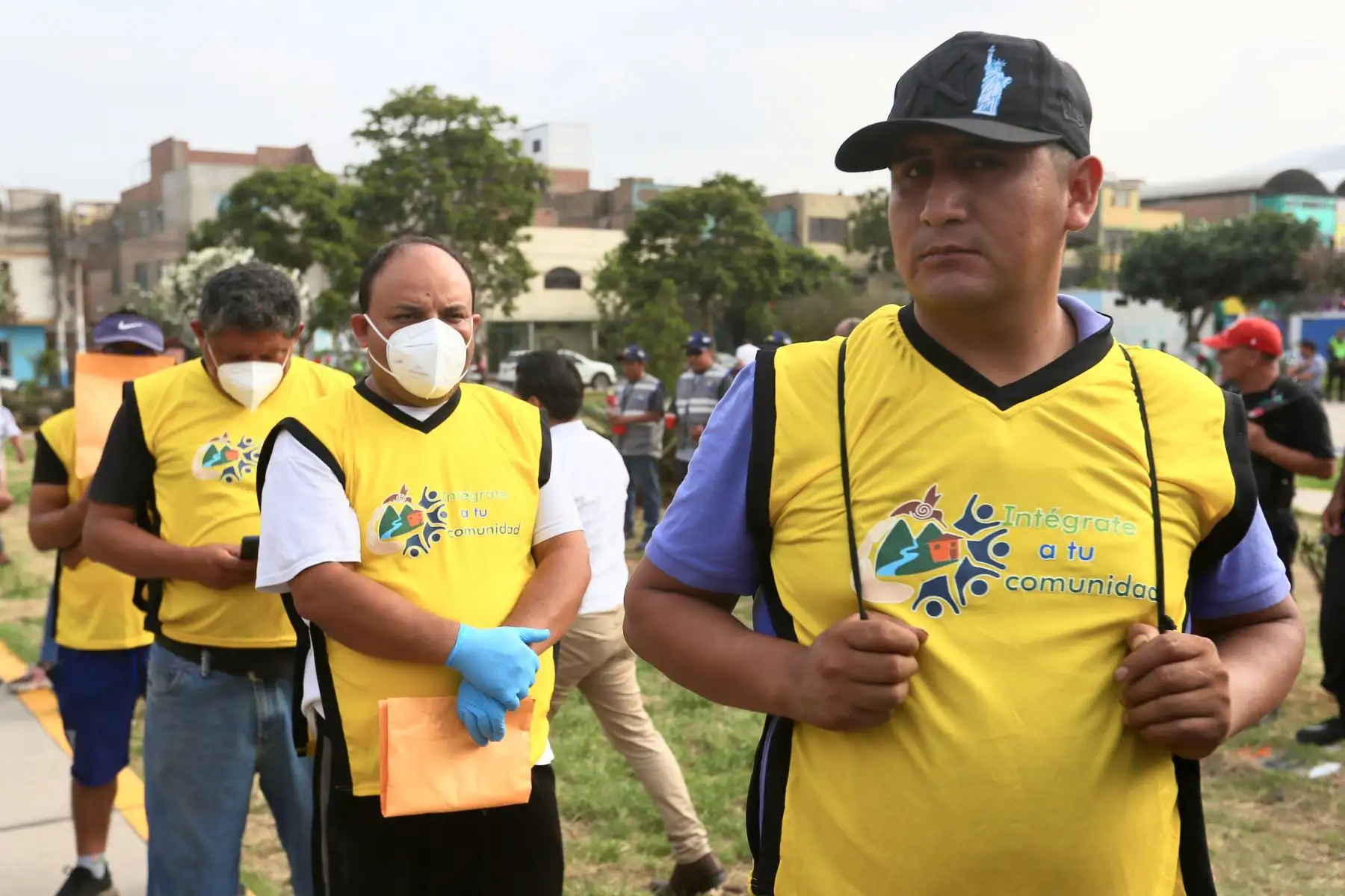 Condenados por delitos menores cumplen jornadas de prestación de servicios, esta actividad consiste en que aproximadamente 50 sentenciados libres, pintarán arborizarán y limpiarán las áreas públicas de la losa deportiva.
Foto: ANDINA/Ricardo Cuba