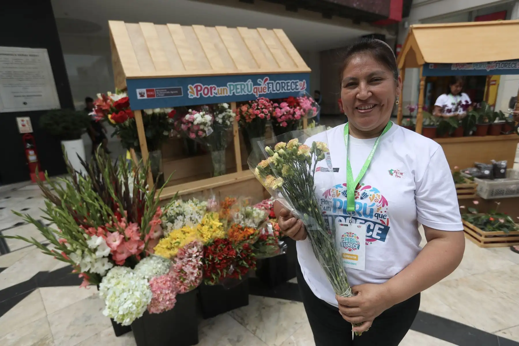 Tiene como objetivo promover la oferta productiva basada en la gran diversidad de flores y follajes cultivados en nuestro país e impulsar la reactivación económica de las regiones con mayor producción de flores, donde las mujeres tienen un rol protagónico.
Hubo exhibición de esculturas de flores y follajes, así como talleres de arreglos florales y una gran feria de productores y productoras de las principales regiones del país.

Foto: ANDINA/Ricardo Cuba