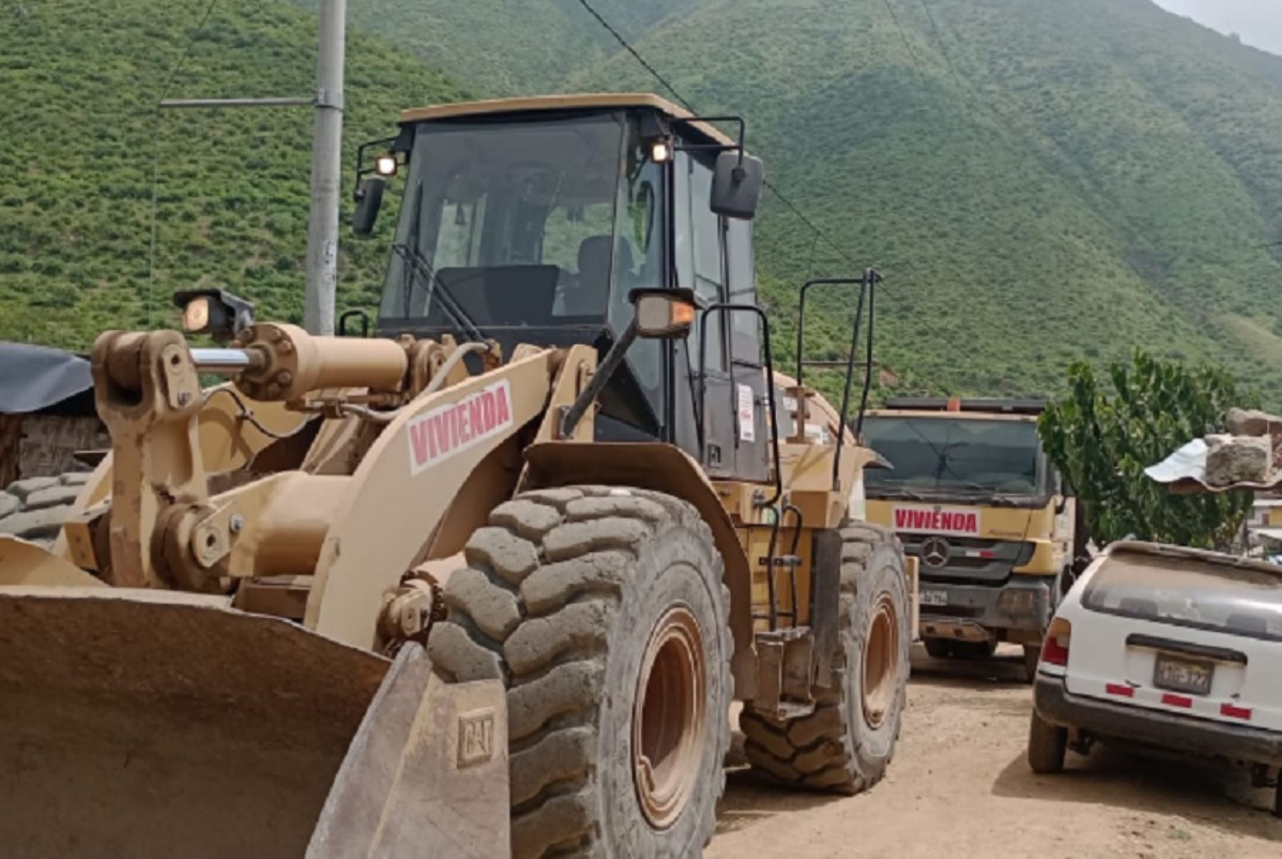 Ante los deslizamientos registrados en el centro poblado La Perla Chaupis, distrito de Atavillos Bajo, en la provincia de Huaral, el Ministerio de Vivienda, Construcción y Saneamiento desplazó maquinaria pesada a la zona para ayudar en las labores de limpieza y remoción de escombros.