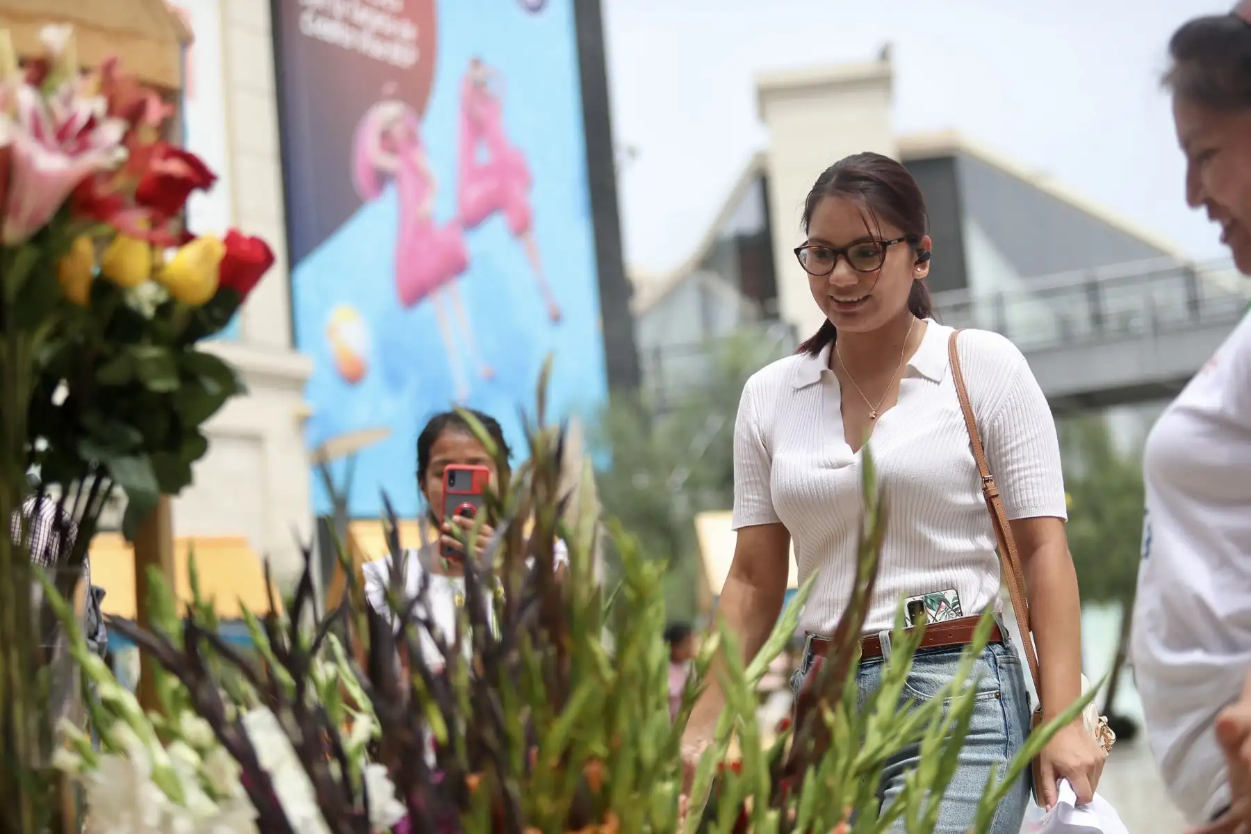Tiene como objetivo promover la oferta productiva basada en la gran diversidad de flores y follajes cultivados en nuestro país e impulsar la reactivación económica de las regiones con mayor producción de flores, donde las mujeres tienen un rol protagónico.
Hubo exhibición de esculturas de flores y follajes, así como talleres de arreglos florales y una gran feria de productores y productoras de las principales regiones del país.

Foto: ANDINA/Ricardo Cuba