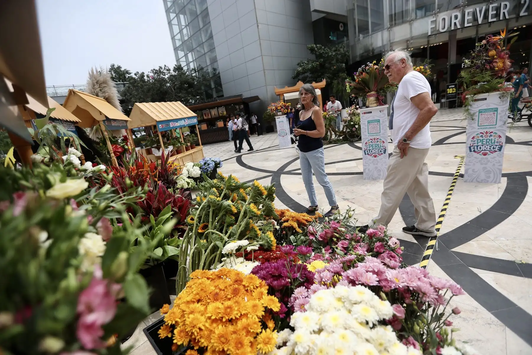 Tiene como objetivo promover la oferta productiva basada en la gran diversidad de flores y follajes cultivados en nuestro país e impulsar la reactivación económica de las regiones con mayor producción de flores, donde las mujeres tienen un rol protagónico.
Hubo exhibición de esculturas de flores y follajes, así como talleres de arreglos florales y una gran feria de productores y productoras de las principales regiones del país.

Foto: ANDINA/Ricardo Cuba