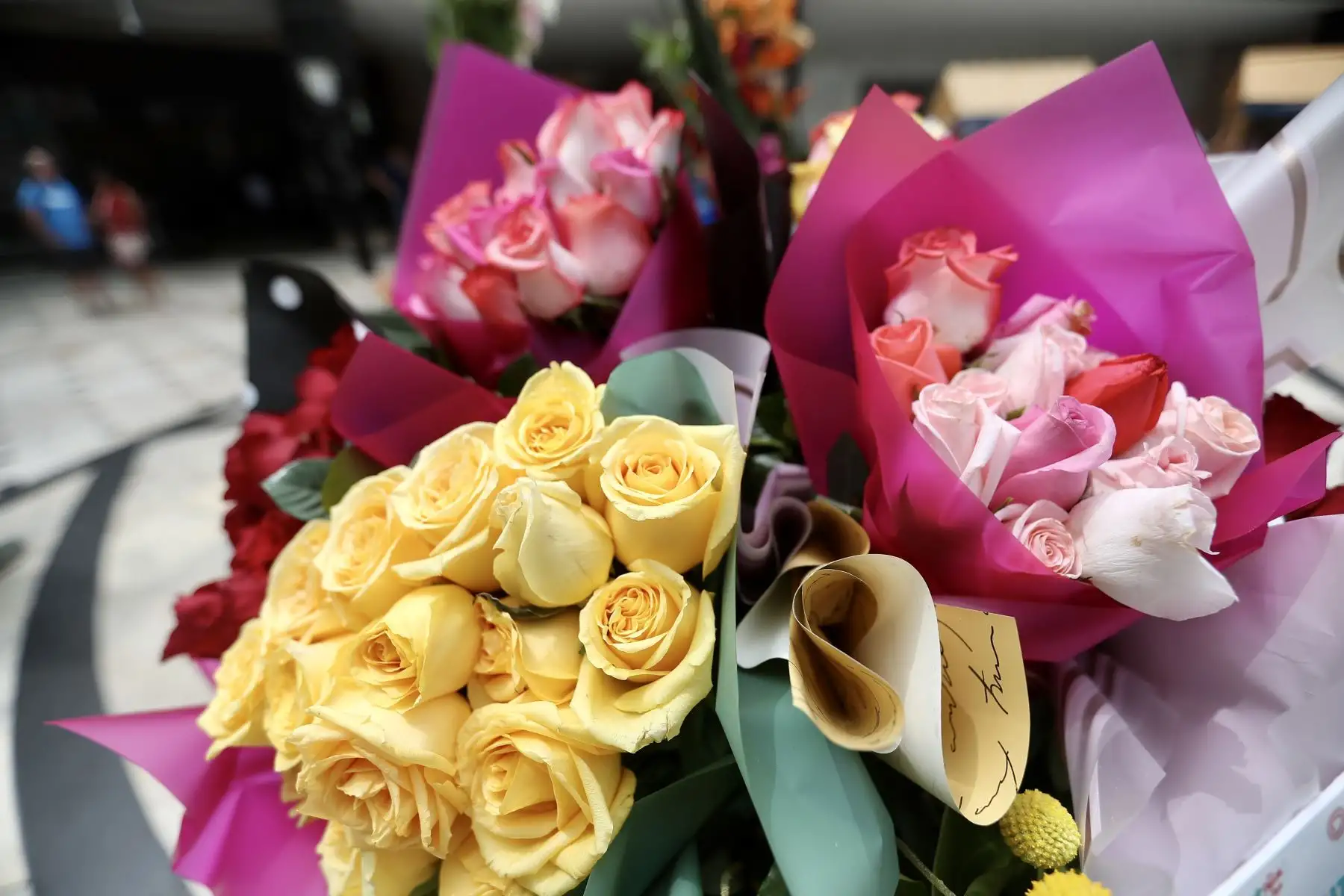 Tiene como objetivo promover la oferta productiva basada en la gran diversidad de flores y follajes cultivados en nuestro país e impulsar la reactivación económica de las regiones con mayor producción de flores, donde las mujeres tienen un rol protagónico.
Hubo exhibición de esculturas de flores y follajes, así como talleres de arreglos florales y una gran feria de productores y productoras de las principales regiones del país.

Foto: ANDINA/Ricardo Cuba