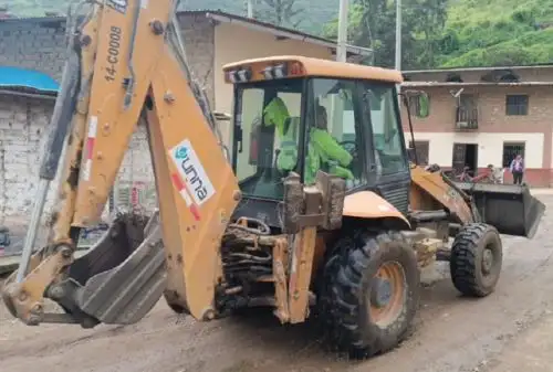Maquinaria pesada llegó esta tarde al centro poblado La Perla Chaupis del distrito de Atavillos Bajo, provincia de Huaral, para ponerse a disposición del Instituto Nacional de Defensa Civil (Indeci) en las operaciones de limpieza y rehabilitación de la zona afectada por dos deslizamientos de gran magnitud, informó el Ministerio de Transportes y Comunicaciones.