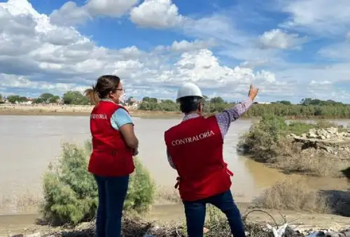 La Contraloría General de la República advirtió que el río Piura presenta acumulaciones de sedimentos o material sólido, lo que ocasiona una disminución de su sección hidráulica y a su vez, el aumento del tirante hidráulico. Esta situación genera el riesgo de desborde e inundación que afectaría la seguridad y la vida de la población, así como pérdidas materiales, tal como ocurrió hace seis años.