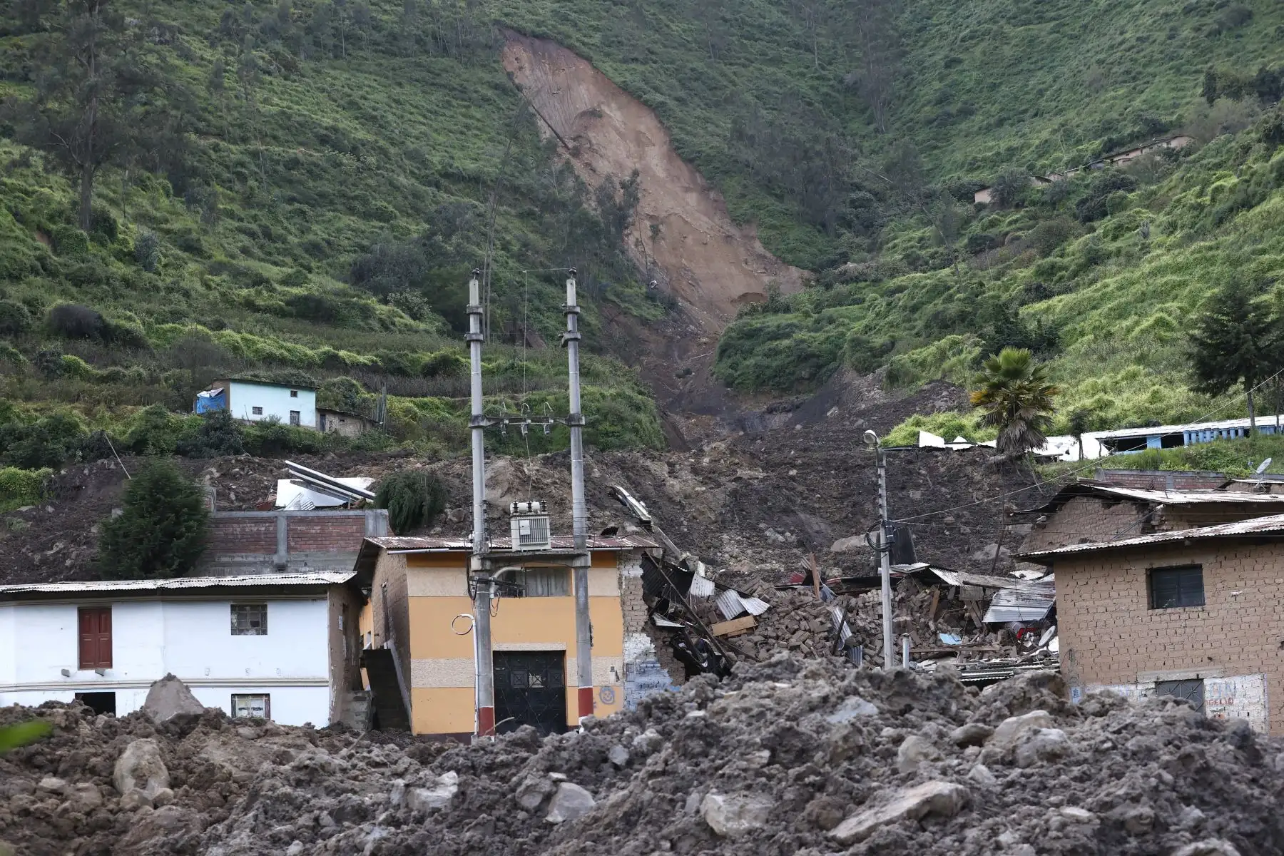 Hoy se retomaron las labores de búsqueda de los 5 desaparecidos en el poblado La Perla Chaupi. Foto: ANDINA/Vidal Tarqui