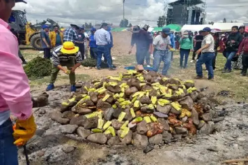 La pachamanca proviene de las voces quechuas “pacha” que significa “tierra” y “manka” que significa “olla”, es decir “olla de tierra” ANDINA/Difusión