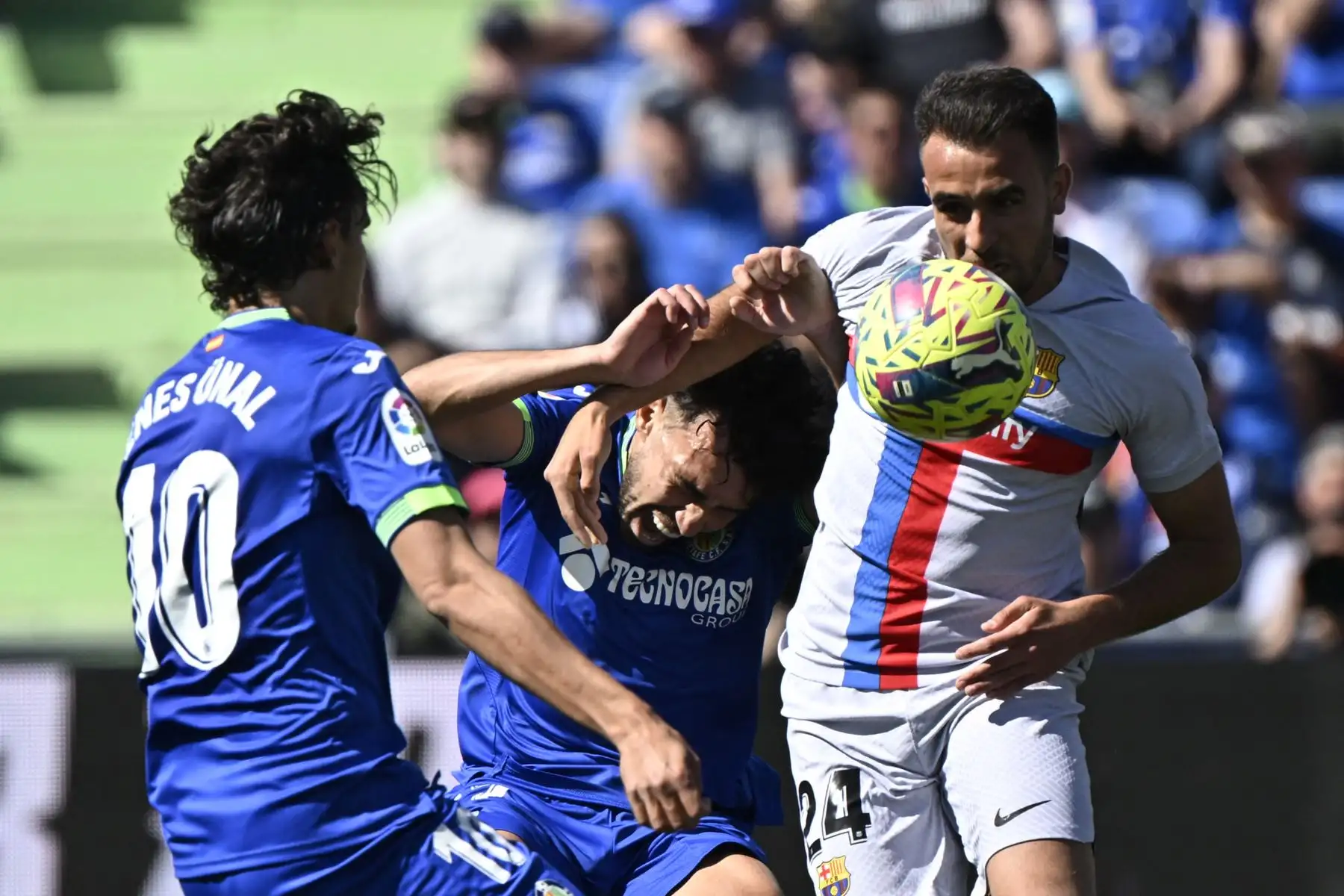 El defensa español del Barcelona Eric García compite con el delantero marroquí del Getafe Munir El Haddadi (C) y el delantero turco del Getafe Enes Unal (L) durante el partido de fútbol de la liga española entre el Getafe CF y el FC Barcelona en el estadio Col. Alfonso Pérez de Getafe el 16 de abril de 2023.
Foto: AFP