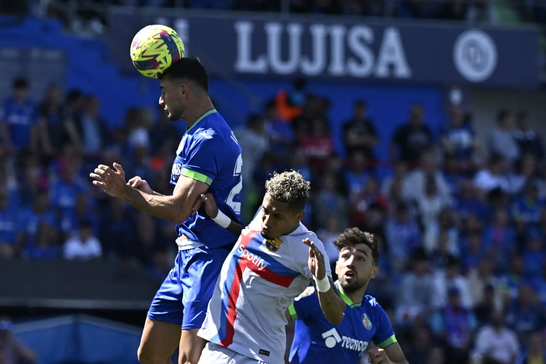 El defensa español del Getafe, Juan Iglesias (L), encabeza el balón junto al delantero brasileño del Barcelona, ​​Raphinha (C), durante el partido de fútbol de la liga española entre el Getafe CF y el FC Barcelona en el estadio Col. Alfonso Pérez de Getafe el 16 de abril de 2023.
Foto: AFP