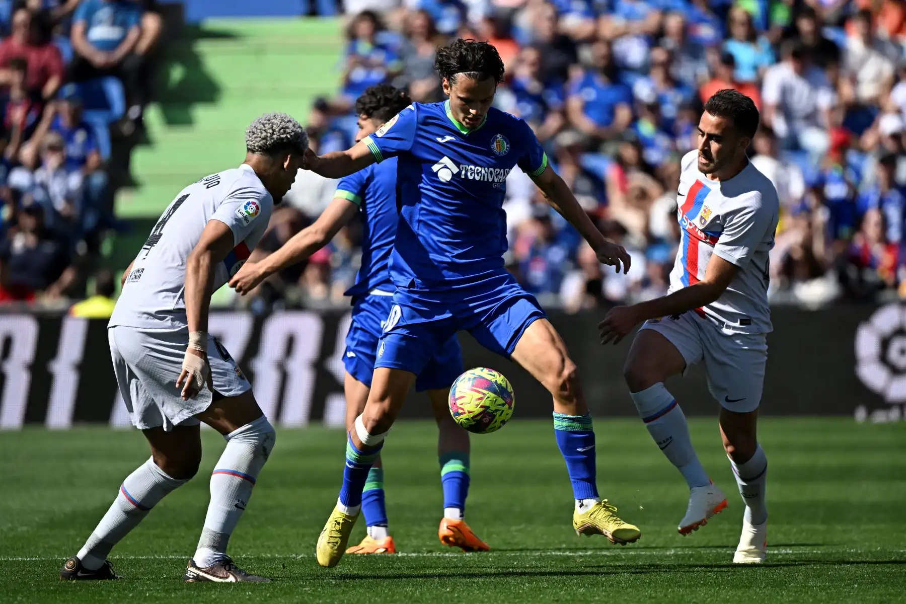 El defensa español de Barcelona Eric García (R) compite con el delantero turco de Getafe Enes Unal (C) durante el partido de fútbol de la liga española entre Getafe CF y FC Barcelona en el estadio Col. Alfonso Pérez en Getafe el 16 de abril de 2023.
Foto: AFP