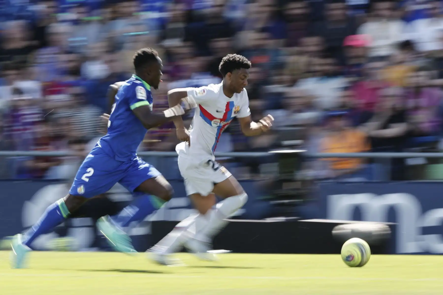 El defensa del Barcelona Alex Balde (d) y el defensa togolés del Getafe Djene Dakoman durante el partido de LaLiga entre el Getafe y el Barcelona, este domingo en el Coliseo Alfonso Pérez. Foto: EFE