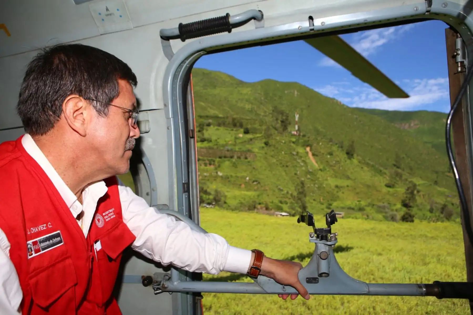 En helicóptero del Ejercito del Perú, Ministro de Defensa Jorge Chavez Cresta 
arriba al centro poblado La Perla, distrito de Altavillo Bajo,en Huaral, para evaluación de daños con especialistas técnicos y verificar la atención a población afectada por el deslizamiento. Lo acompaña jefe de Indeci. 
Previamente, el ministro Defensa Jorge Chavez Cresta realizó un sobrevuelo de reconocimiento en la zona afectada por los deslizamientos.
Foto: Mindef